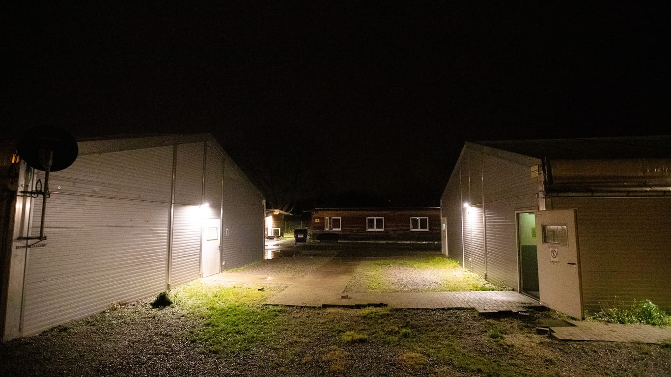 Die Unterkunft bei Nacht: Die Polizisten wurden laut Behördenangaben um 20.30 zum Einsatz gerufen.