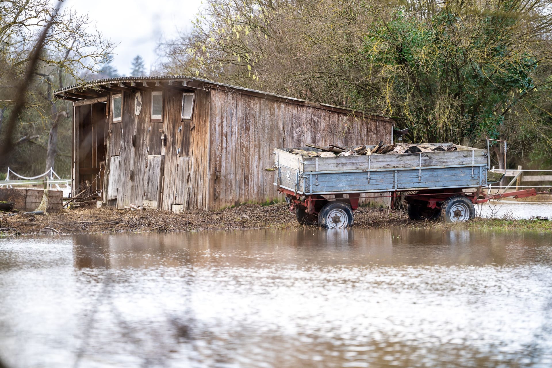 Einschneidend ist die Situation auch im südhessischen Rheinheim. Im Stadtteil Ueberau stieg das Wasser in der Nacht zum Mittwoch rasant an. Der Pegel der Gesprenz schnellte um einen Meter von 93 cm auf 196 cm in die Höhe und erreichte kurz nach Mitternacht seinen Höhepunkt, wie die Vor-Ort-Reporter von 5Vision.News berichteten. Die Meldestufe 3 wurde nur knapp verfehlt.