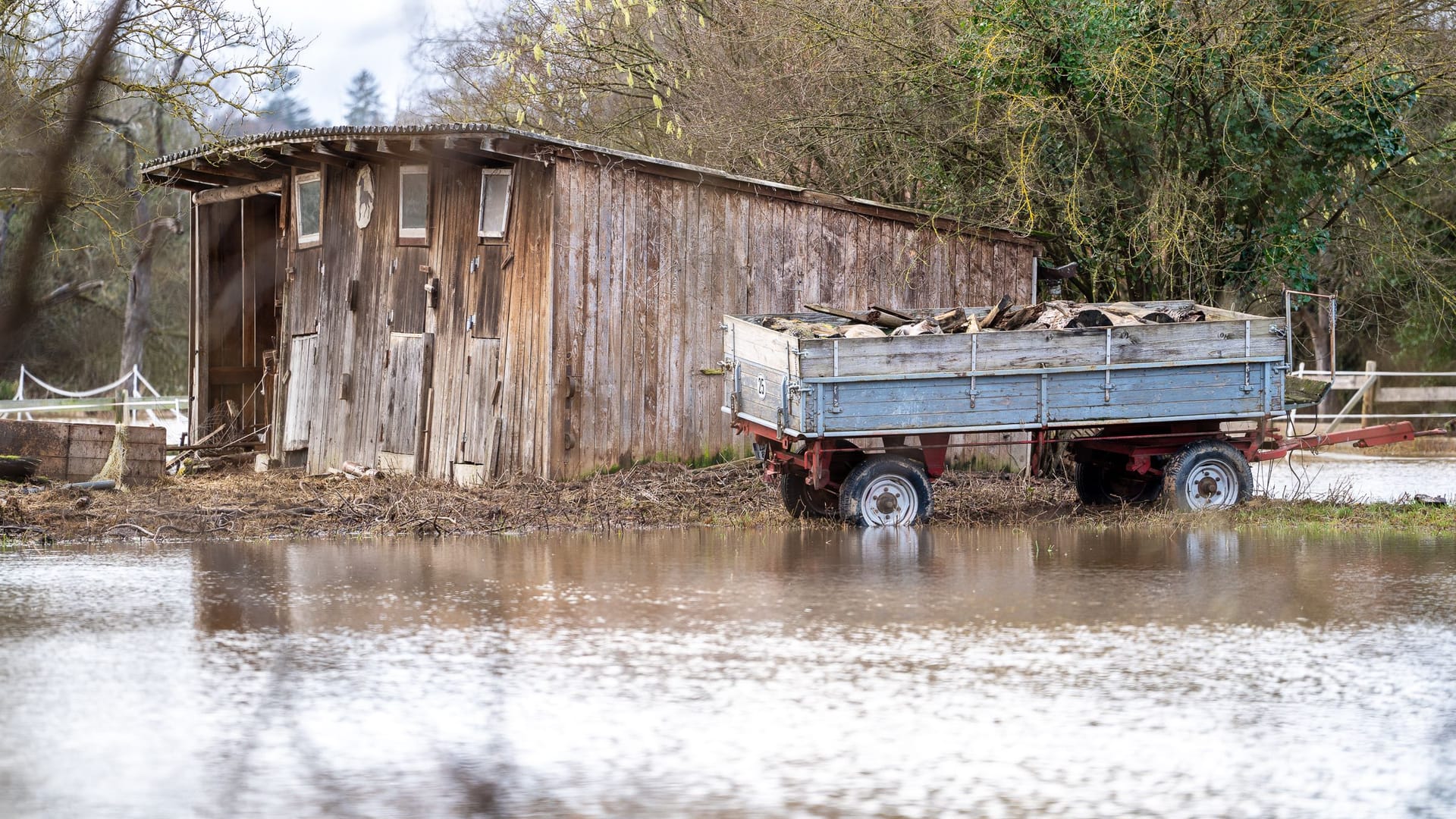 Einschneidend ist die Situation auch im südhessischen Rheinheim. Im Stadtteil Ueberau stieg das Wasser in der Nacht zum Mittwoch rasant an. Der Pegel der Gesprenz schnellte um einen Meter von 93 cm auf 196 cm in die Höhe und erreichte kurz nach Mitternacht seinen Höhepunkt, wie die Vor-Ort-Reporter von 5Vision.News berichteten. Die Meldestufe 3 wurde nur knapp verfehlt.