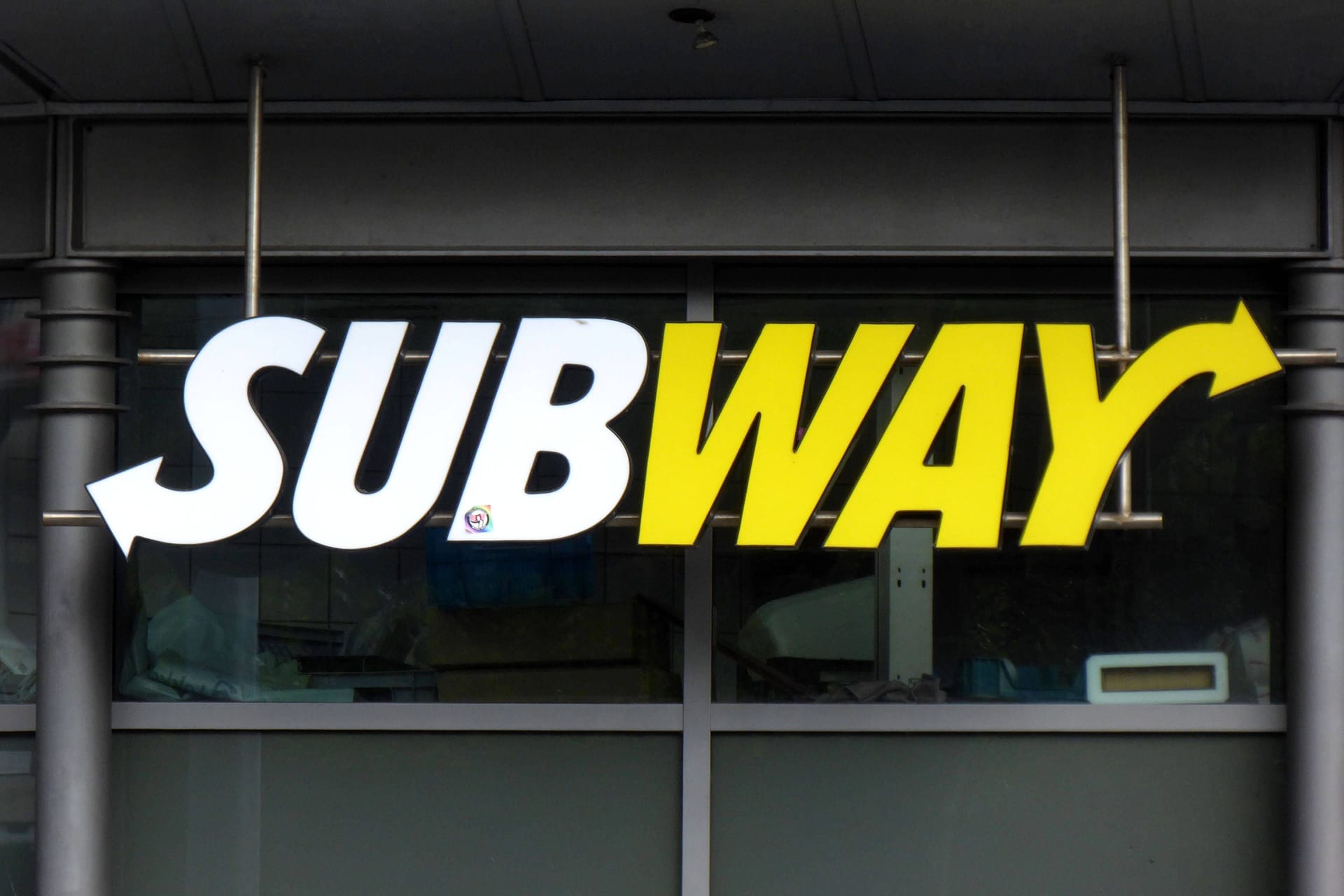 Logo von Subway (Archivbild): In Russland sind noch immer Franchise-Restaurants der US-Kette offen.