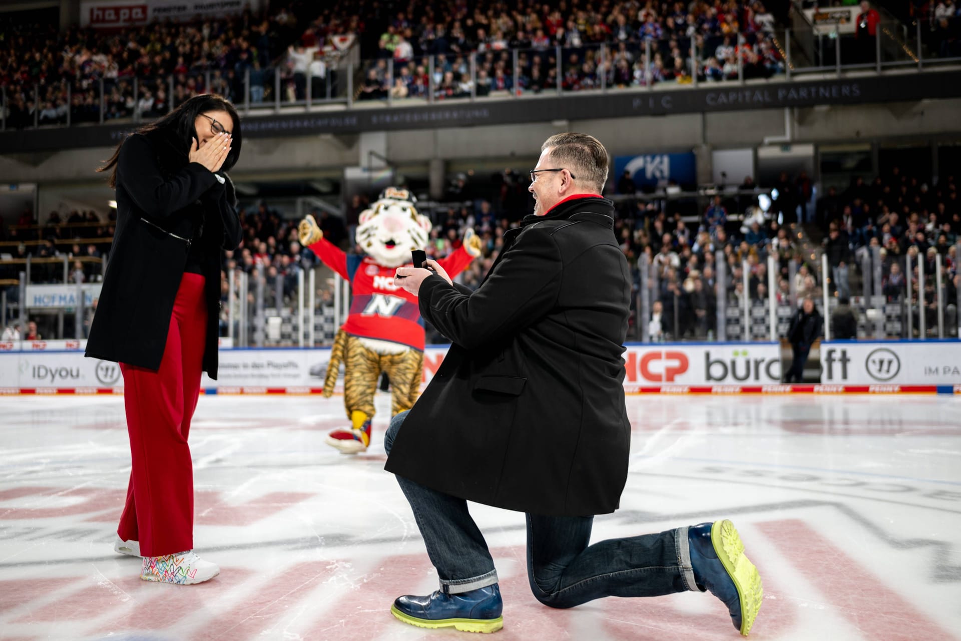 Ice-Tigers-Fan Michael stellt seiner Anita vor dem Spiel gegen Berlin die Fragen aller Fragen.