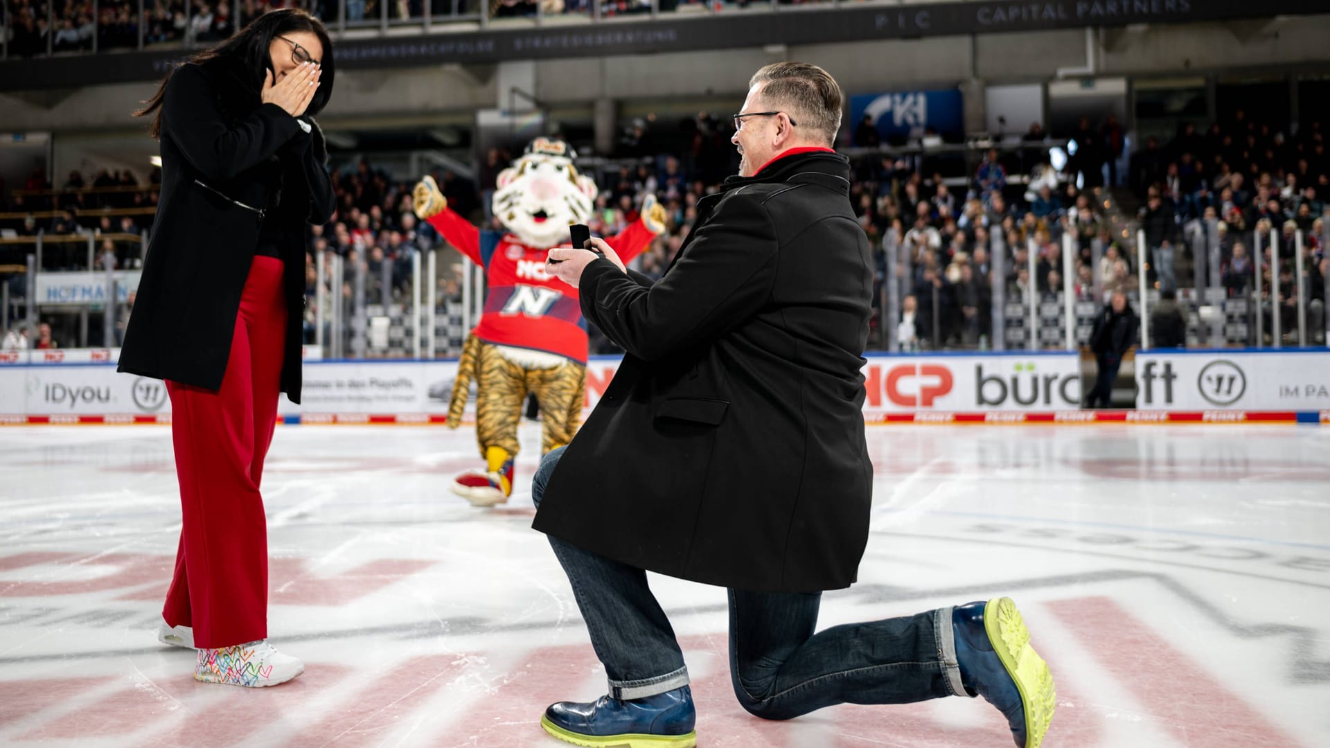 Ice-Tigers-Fan Michael stellt seiner Anita vor dem Spiel gegen Berlin die Fragen aller Fragen.