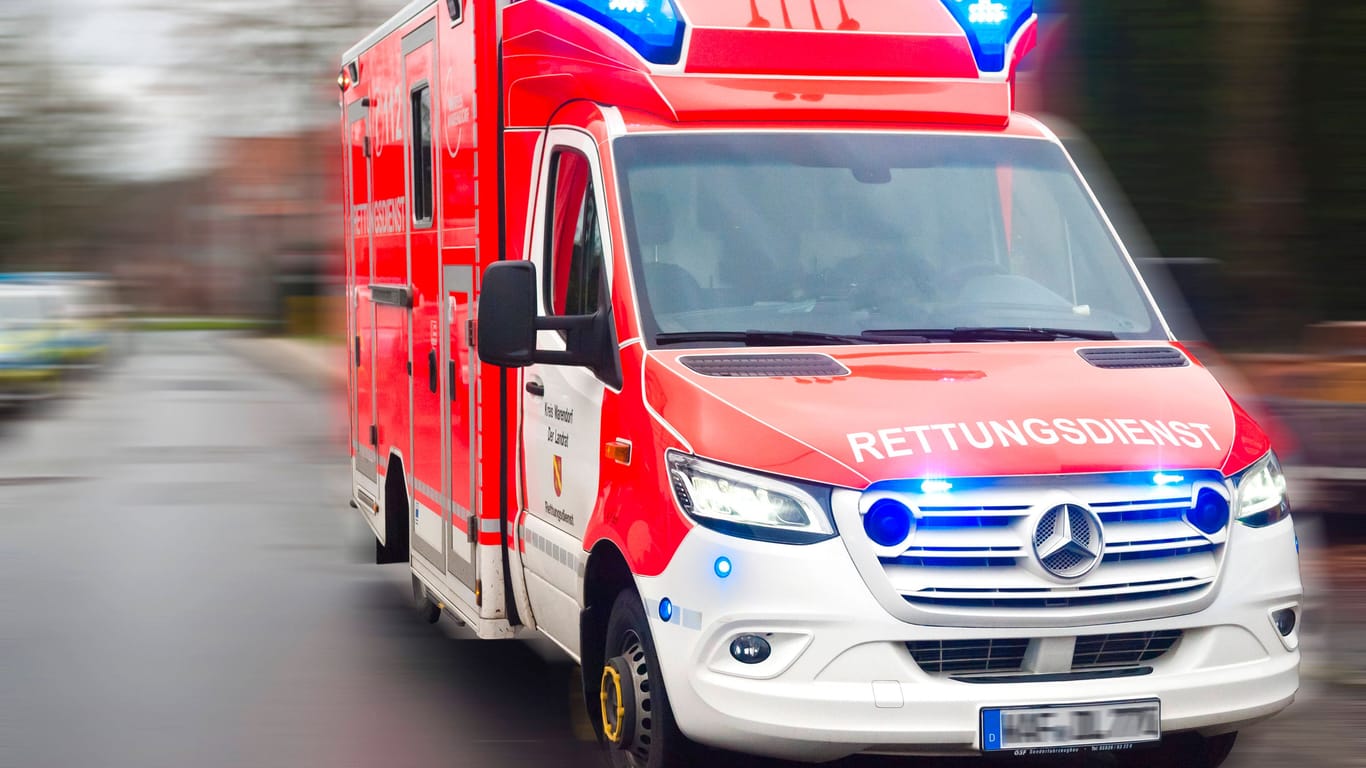 Rettungswagen im Einsatz (Symbolfoto): Im Ruhrgebiet ist es am Wochenende zu einem schweren Verkehrsunfall gekommen.