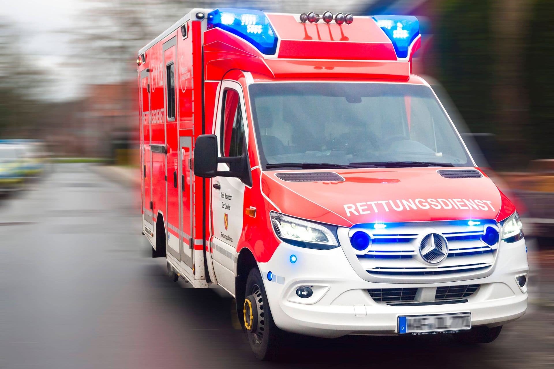 Rettungswagen im Einsatz (Symbolfoto): Im Ruhrgebiet ist es am Wochenende zu einem schweren Verkehrsunfall gekommen.