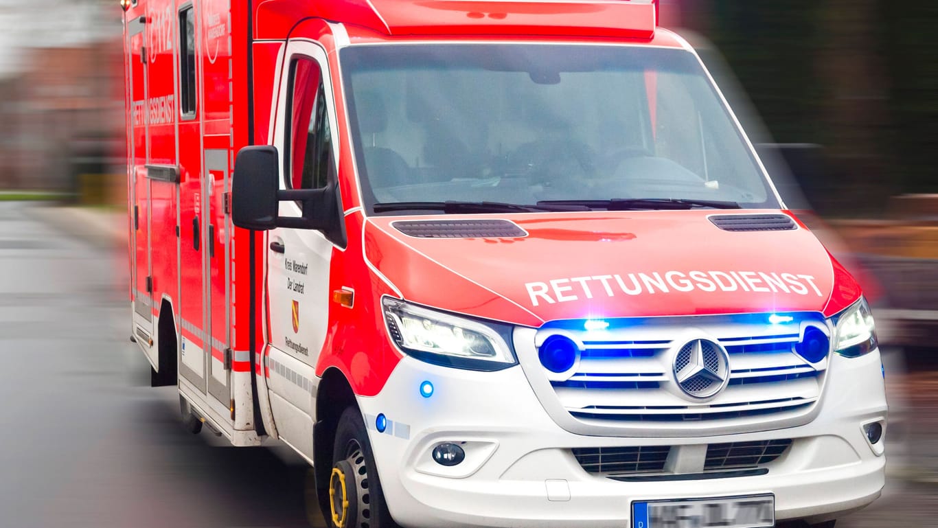 Rettungswagen im Einsatz (Symbolfoto): Im Ruhrgebiet ist es am Wochenende zu einem schweren Verkehrsunfall gekommen.