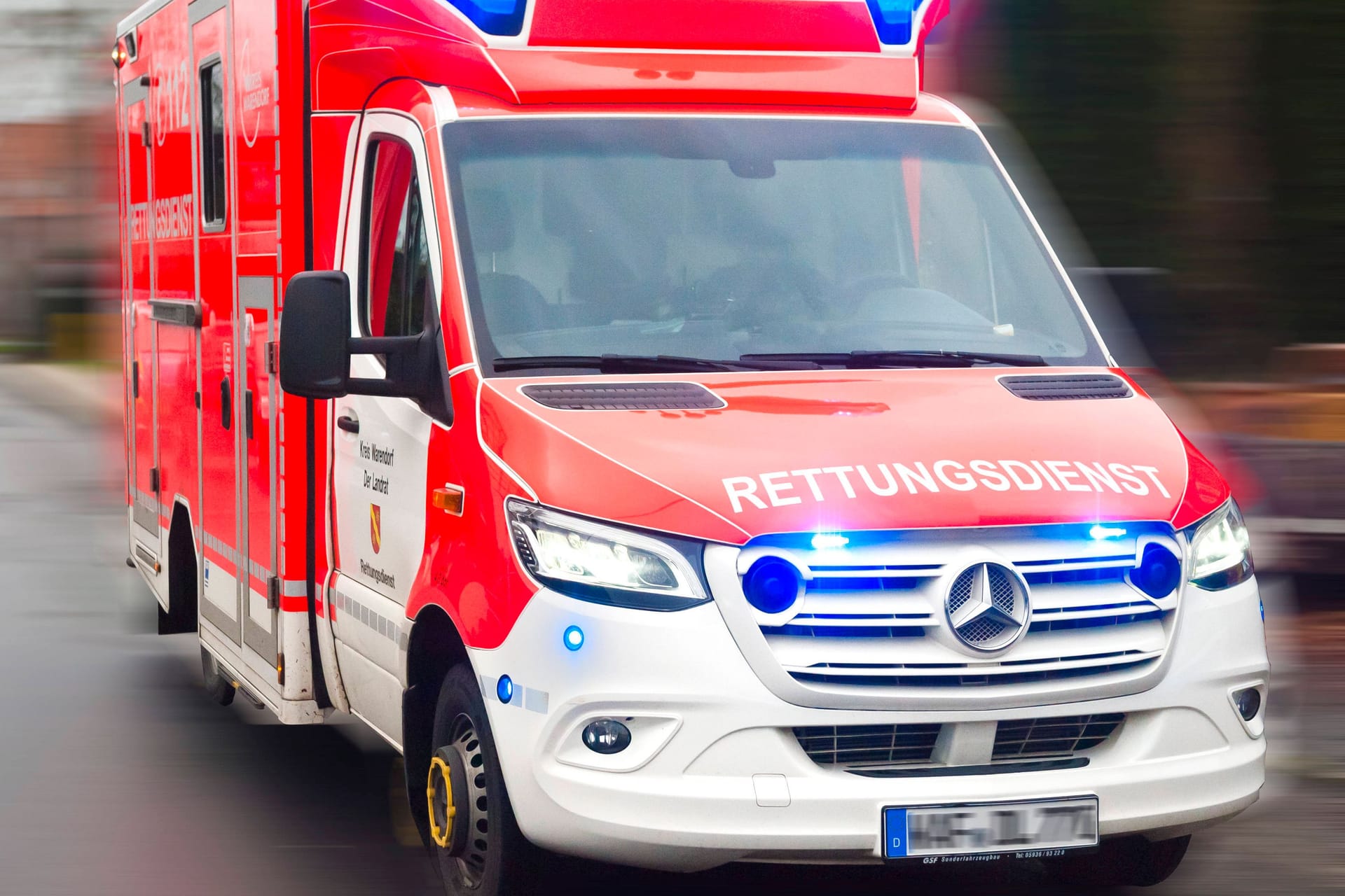 Rettungswagen im Einsatz (Symbolfoto): Im Ruhrgebiet ist es am Wochenende zu einem schweren Verkehrsunfall gekommen.