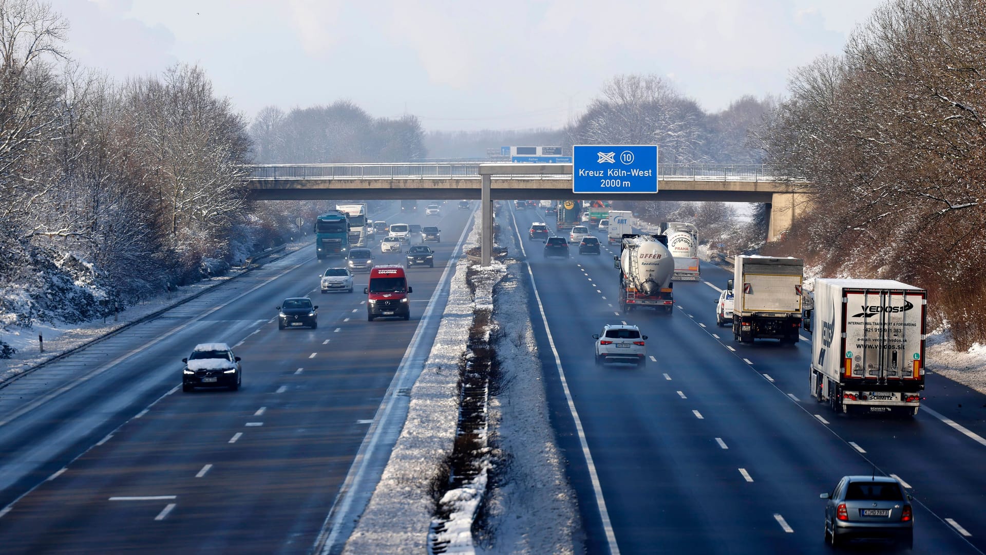 (Symbolfoto) Auf den Autobahnen ist es kalt und glatt.