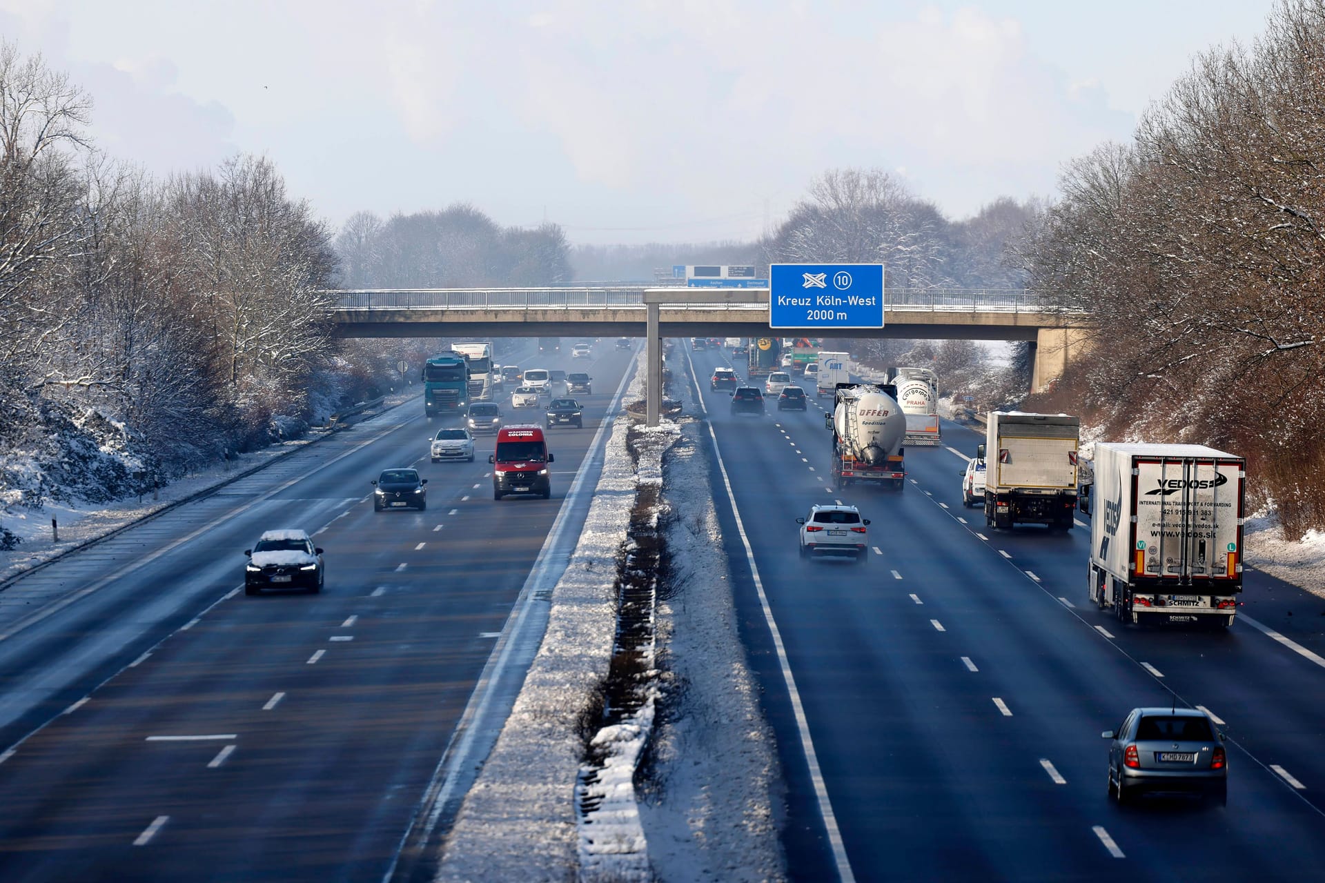 (Symbolfoto) Auf den Autobahnen ist es kalt und glatt.