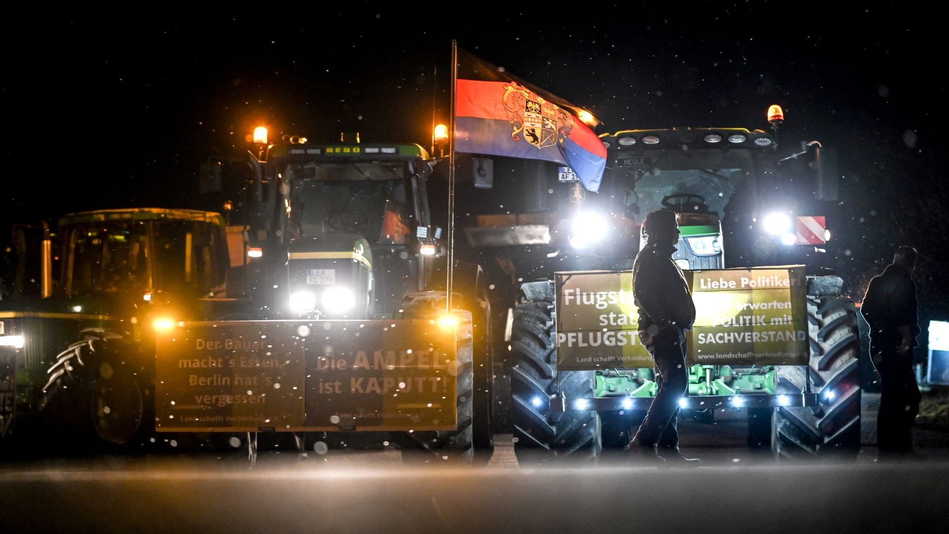 Eine Kolonne mit hunderten landwirtschaftlichen Fahrzeugen blockiert die Jann-Bergahus-Brücke in Leer. Im ganzen Land sind für die gesamte Woche Proteste geplant.