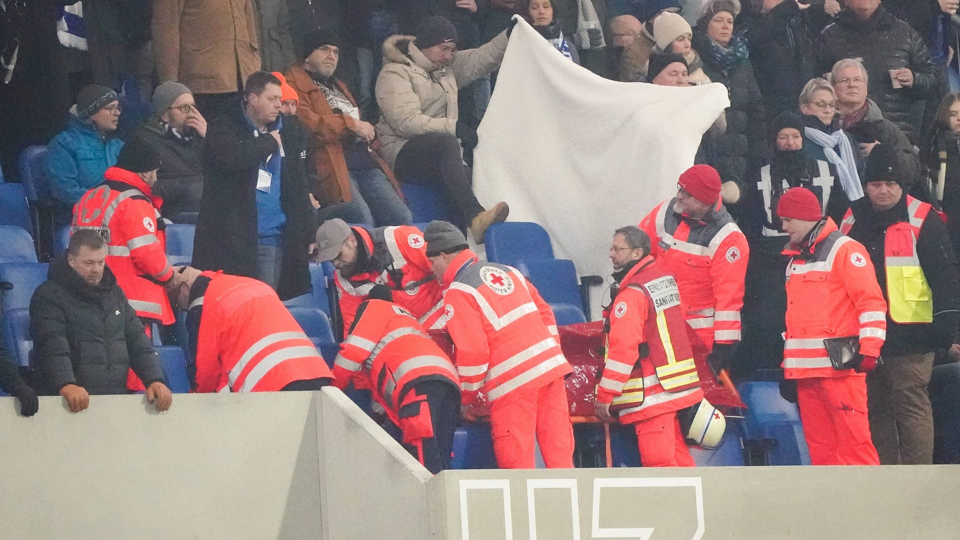 Bange Momente: Sanitäter auf der Tribüne in Darmstadt, Fans halten einen Sichtschutz hoch. Bange Momente: Sanitäter auf der Tribüne in Darmstadt, Fans halten einen Sichtschutz hoch.