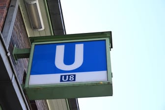 Hinweisschild der U-Bahn Linie U8 am U-Bahnhof Gesundbrunnen, Berlin-Wedding,