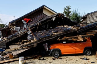 In Japan wird nach einer schweren Erdbebenserie am Neujahrestag aufgeräumt: Mittlerweile ist klar, dass 94 Menschen bei den Beben ihr Leben verloren haben.