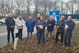 SPD-Abgeordnete an der Zufahrt zur A42-Brücke: Sie fordern einen "Brücken-Gipfel".