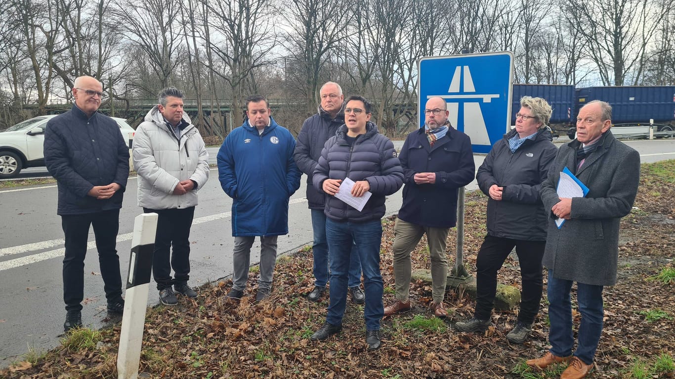 SPD-Abgeordnete an der Zufahrt zur A42-Brücke: Sie fordern einen "Brücken-Gipfel".
