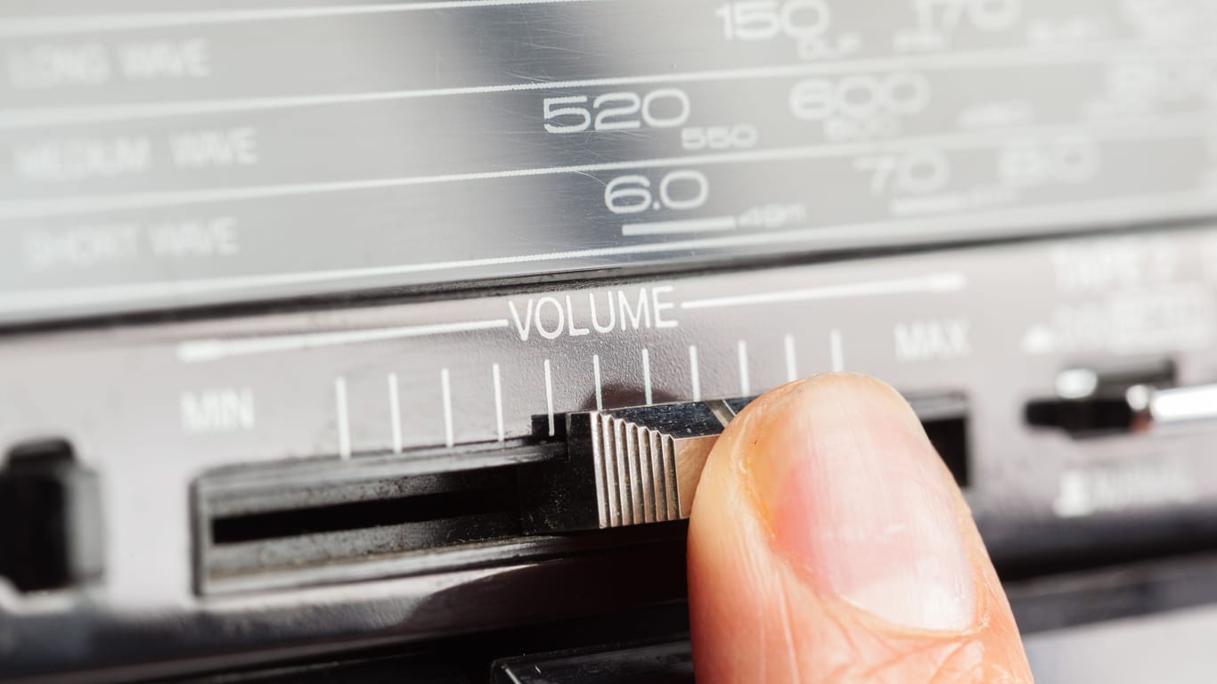 Einstellungen auf einem alten Radio: In mehreren Bundesländern werden die analogen Geräte ab diesem Monat keinen Kabelempfang mehr haben.