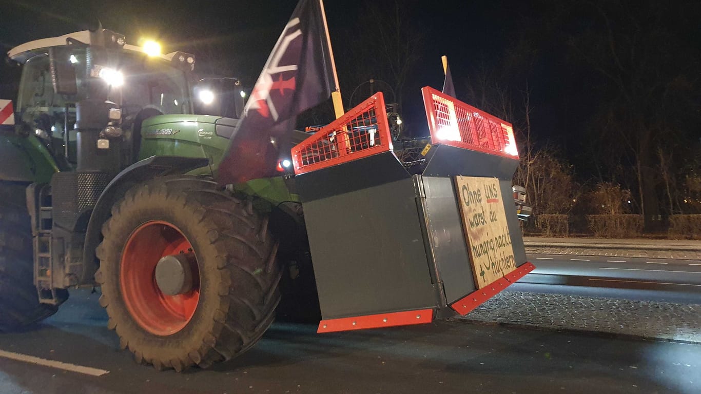 Weißer Pflug, rotes Schwert: Die Landvolk-Flagge am Traktor darf bleiben.