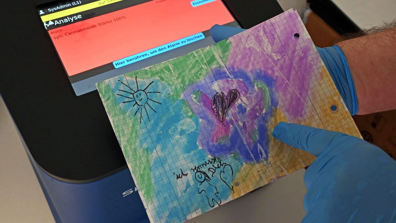 Kindermalerei wird auf Drogen getestet (Symbolbild): Das Papier des Bildes ist mit synthetischen Cannabinoid getränkt.