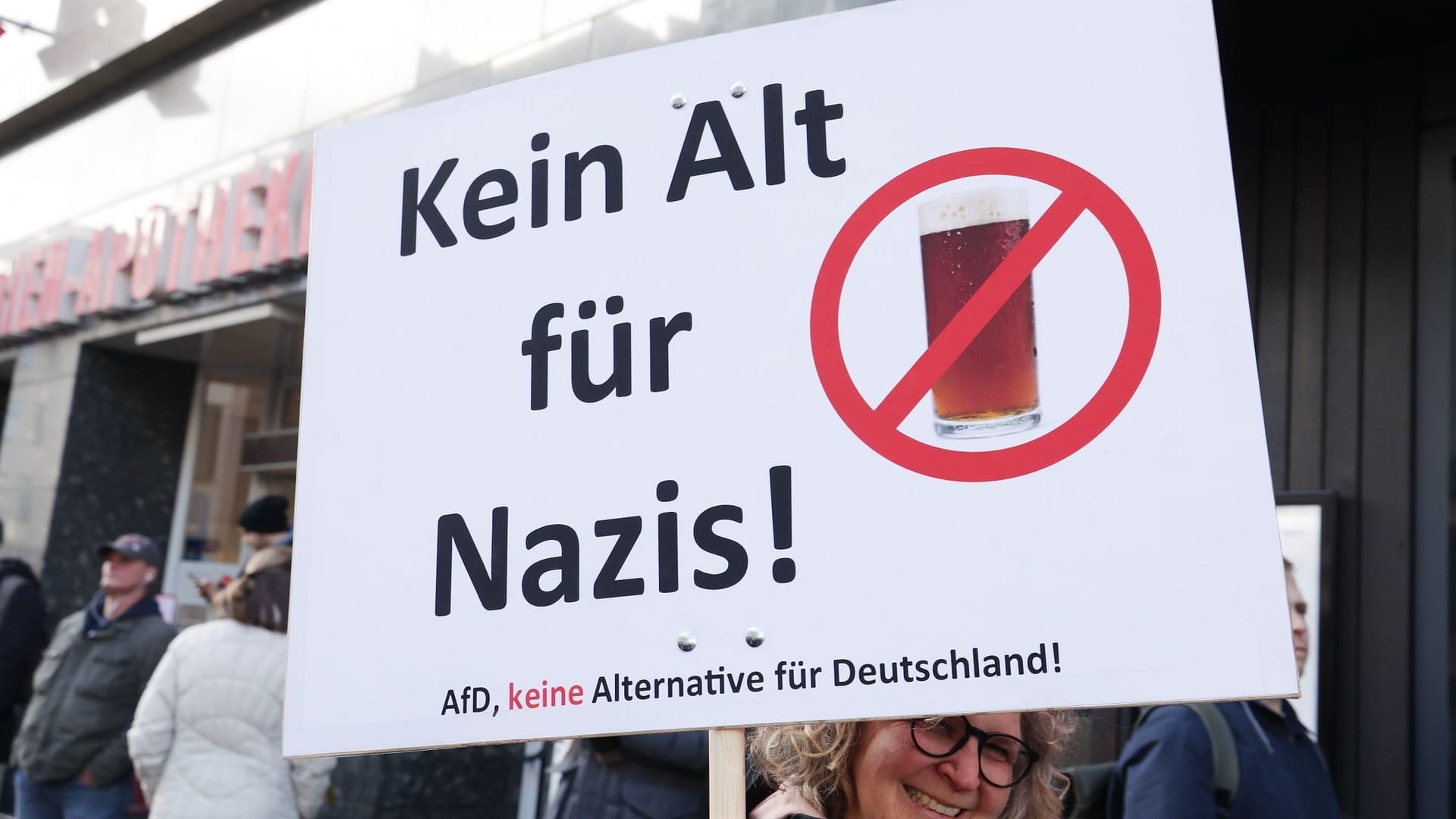 Eine Teilnehmerin der Demonstration unter dem Motto «Gegen die AfD - Wir schweigen nicht. Wir schauen nicht weg. Wir handeln!»