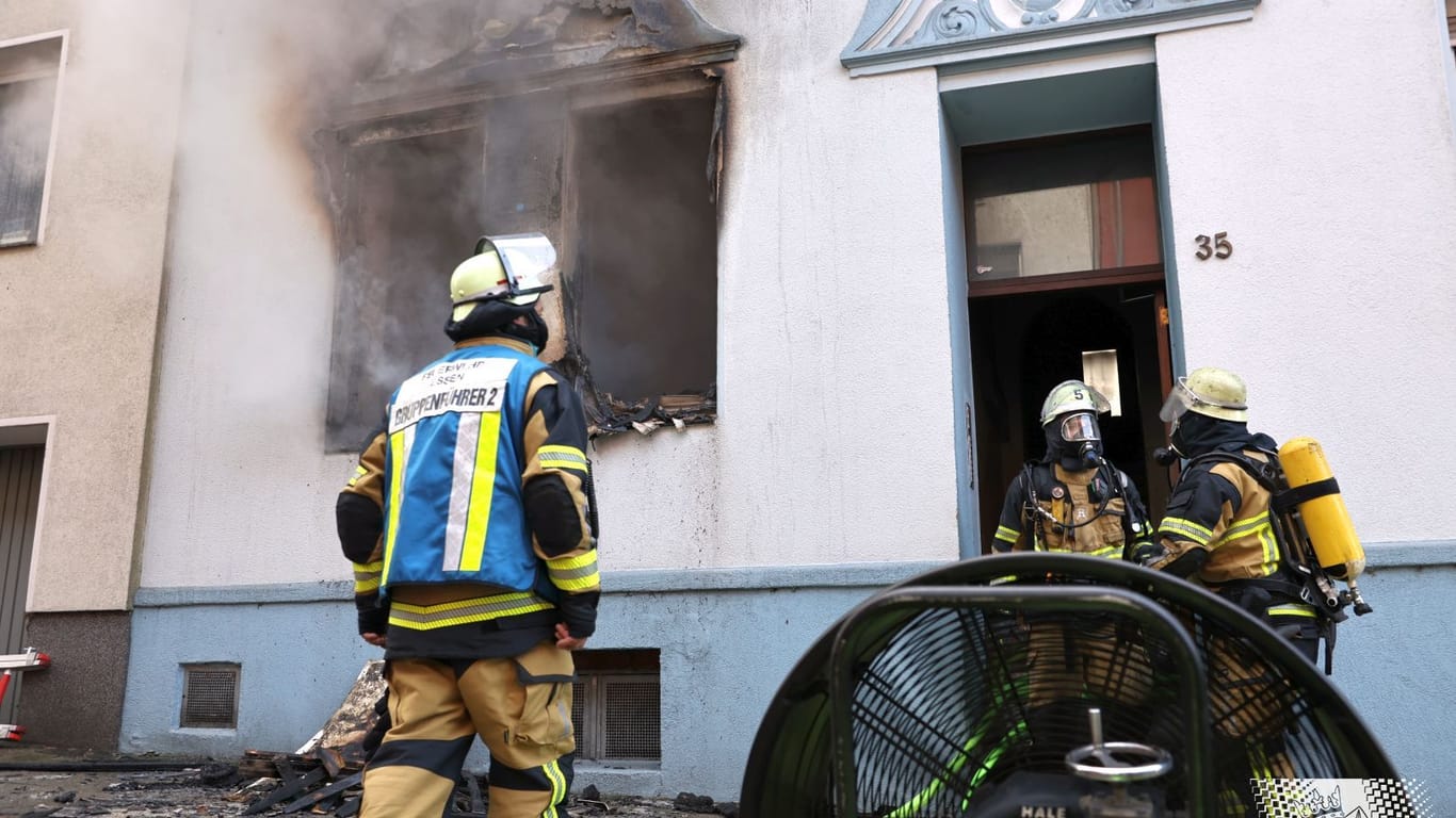 Die Feuerwehr Essen musste in der Nacht zu Freitag einen Brand auf dem Henningweg im Stadtteil Haarzopf bekämpfen.