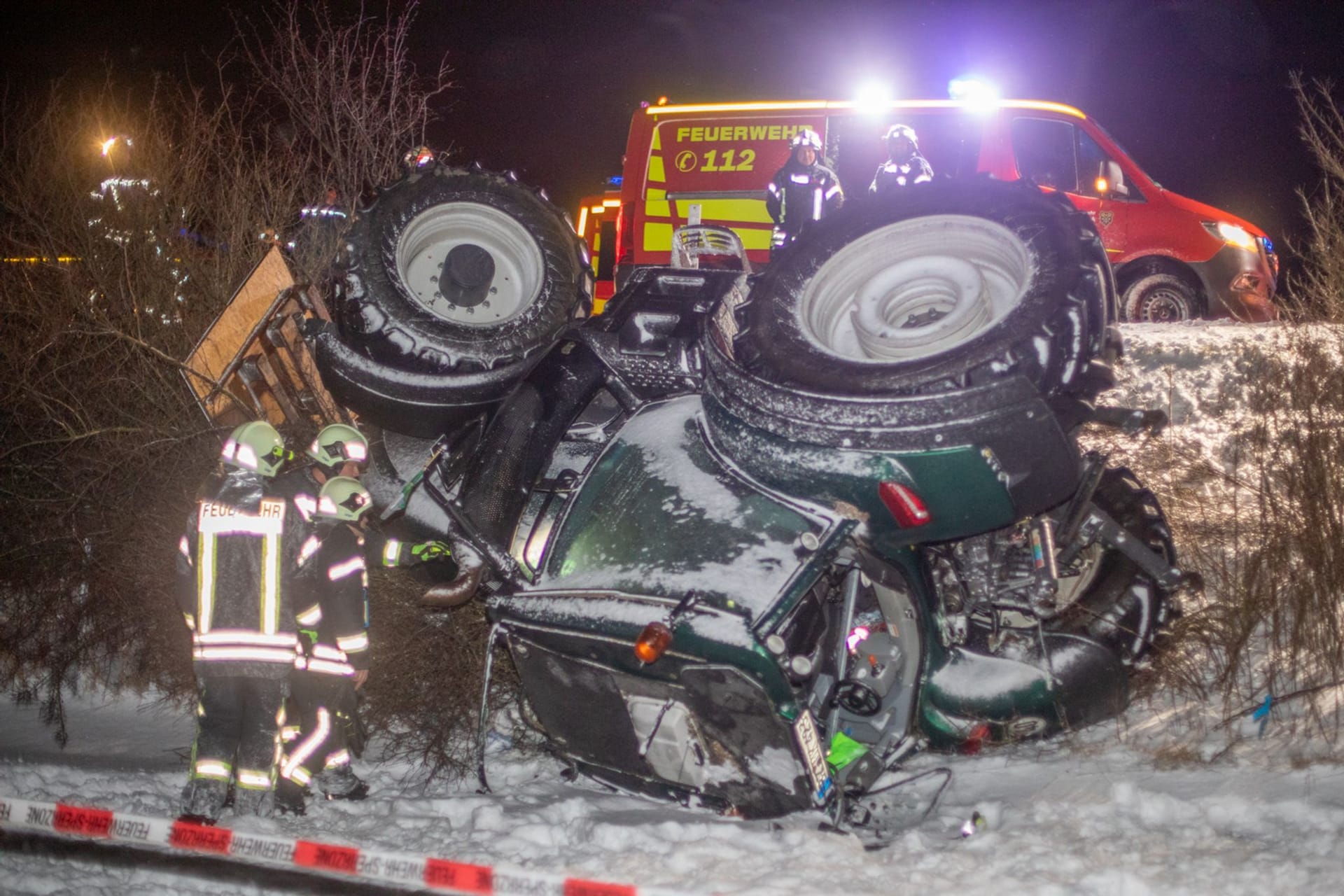 Ein Traktor liegt an der B98 im Straßengraben: Die 17-jährige Fahrerin verlor die Kontrolle über das Fahrzeug.