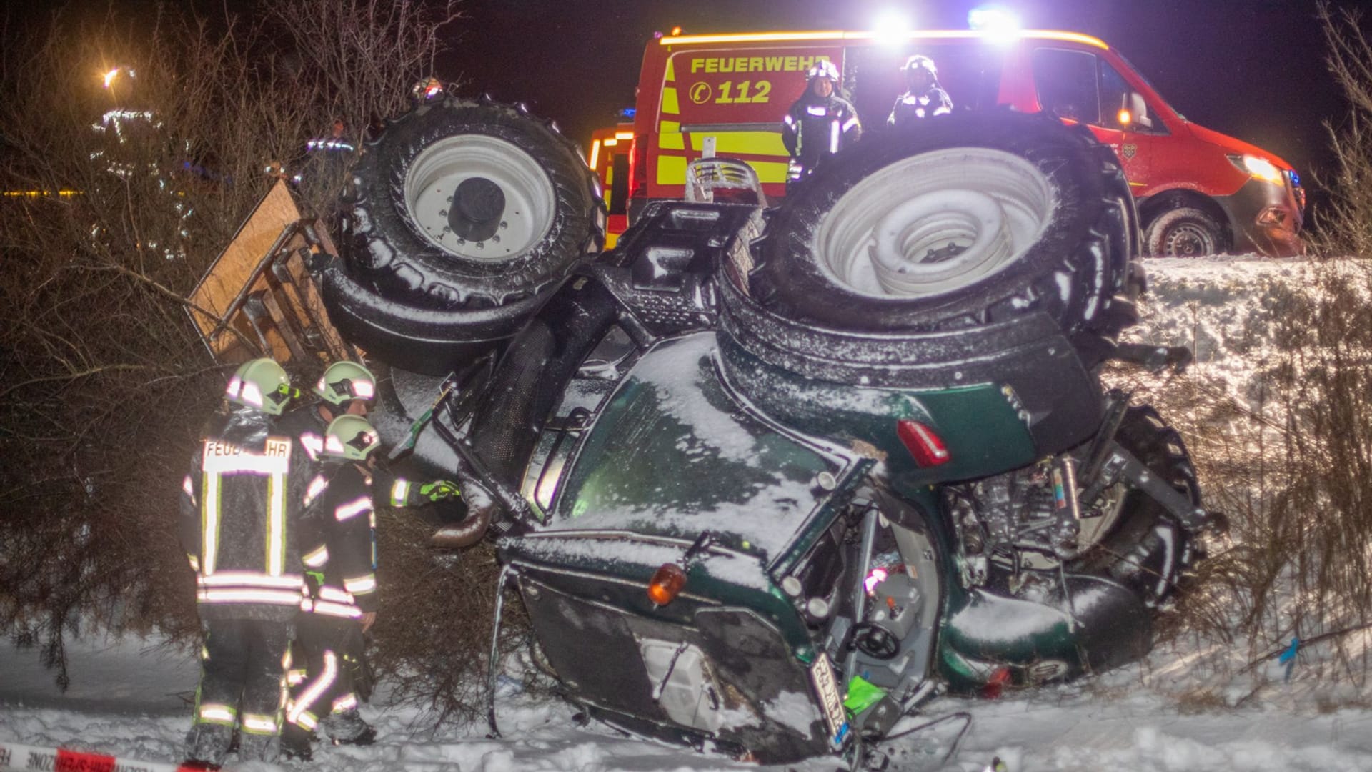 Ein Traktor liegt an der B98 im Straßengraben: Die 17-jährige Fahrerin verlor die Kontrolle über das Fahrzeug.