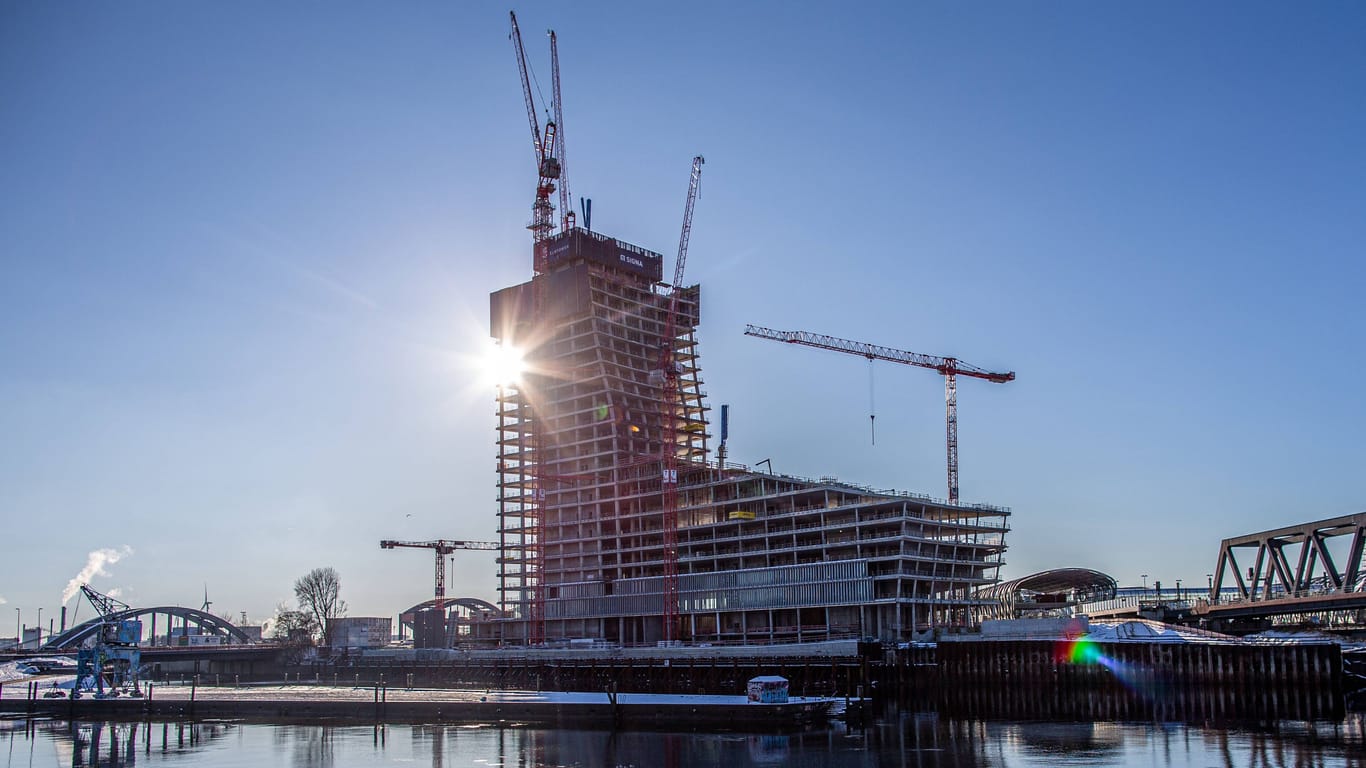 Der im Bau befindliche Elbtower am Nordufer der Norderelbe: Derzeit ruhen die Arbeiten an dem Wolkenkratzer im Osten der Hamburger HafenCity.