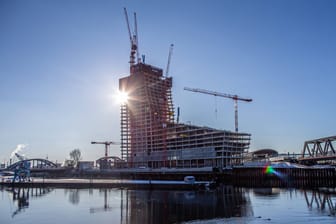 Der im Bau befindliche Elbtower am Nordufer der Norderelbe: Derzeit ruhen die Arbeiten an dem Wolkenkratzer im Osten der Hamburger HafenCity.