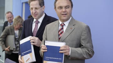 Hans-Peter Friedrich und Hans-Georg Maaßen: 2012 machte der CSU-Politiker Maaßen den Juristen zu dem Mann, der den Verfassungsschutz leitet und mit ihm die Berichte vorstellt.