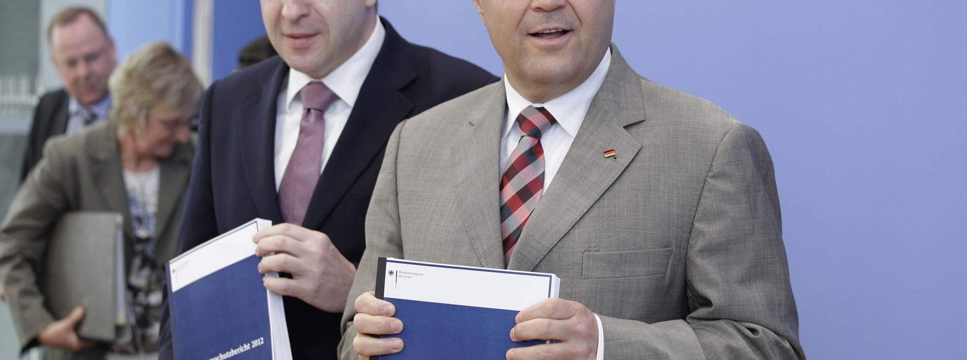Hans-Peter Friedrich und Hans-Georg Maaßen: 2012 machte der CSU-Politiker Maaßen den Juristen zu dem Mann, der den Verfassungsschutz leitet und mit ihm die Berichte vorstellt.