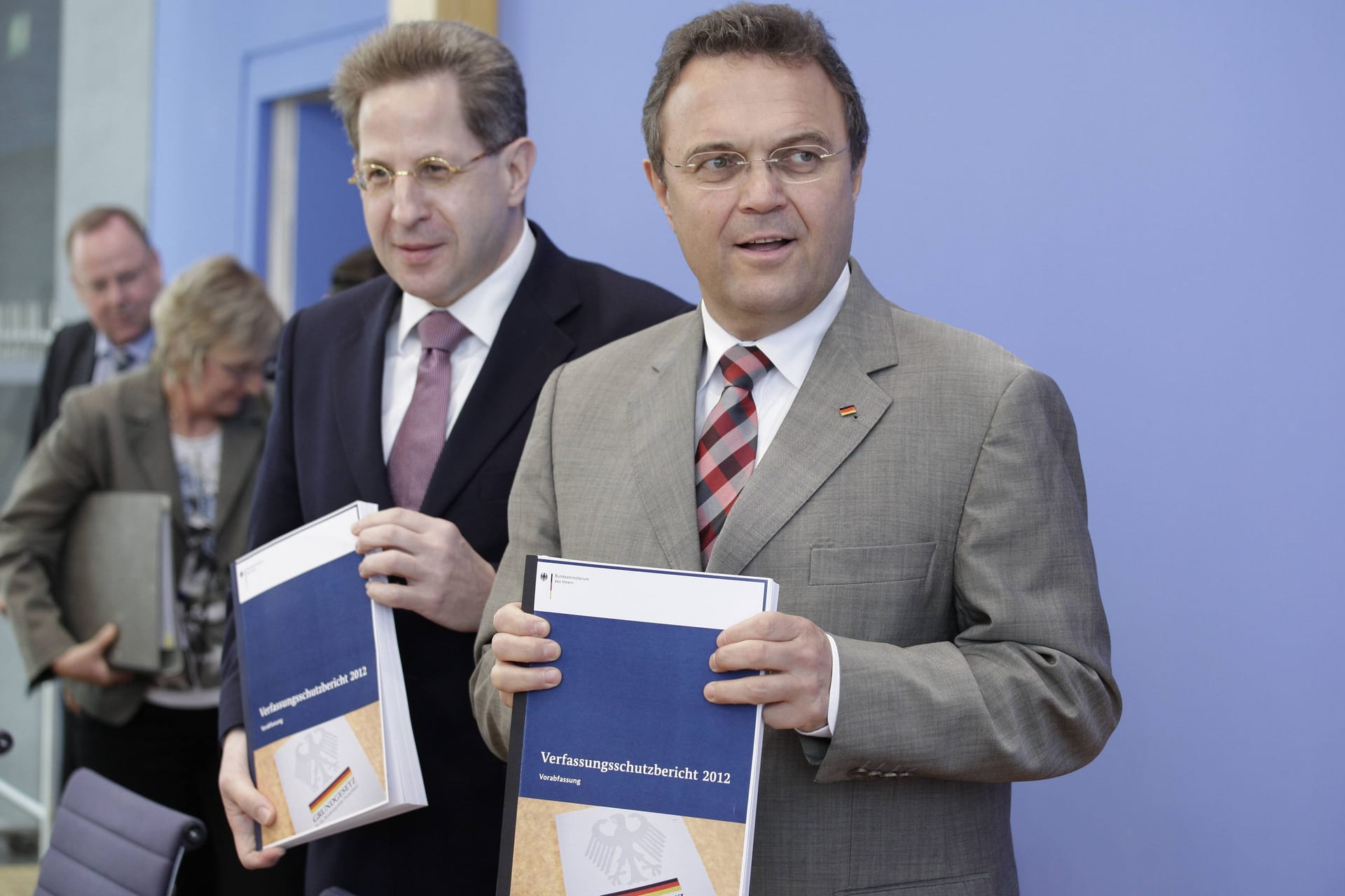 Hans-Peter Friedrich und Hans-Georg Maaßen: 2012 machte der CSU-Politiker Maaßen den Juristen zu dem Mann, der den Verfassungsschutz leitet und mit ihm die Berichte vorstellt.