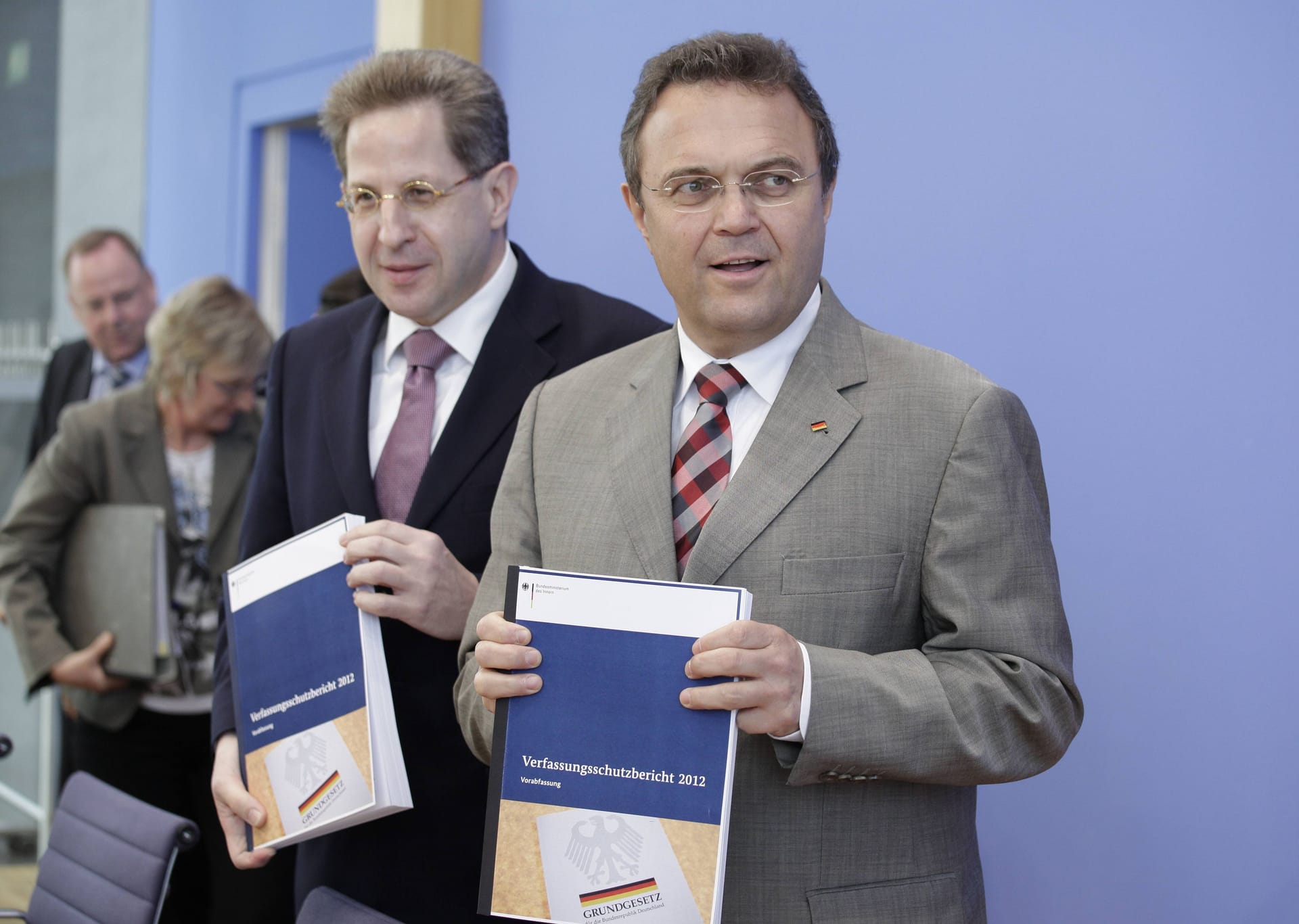 Hans-Peter Friedrich und Hans-Georg Maaßen: 2012 machte der CSU-Politiker Maaßen den Juristen zu dem Mann, der den Verfassungsschutz leitet und mit ihm die Berichte vorstellt.