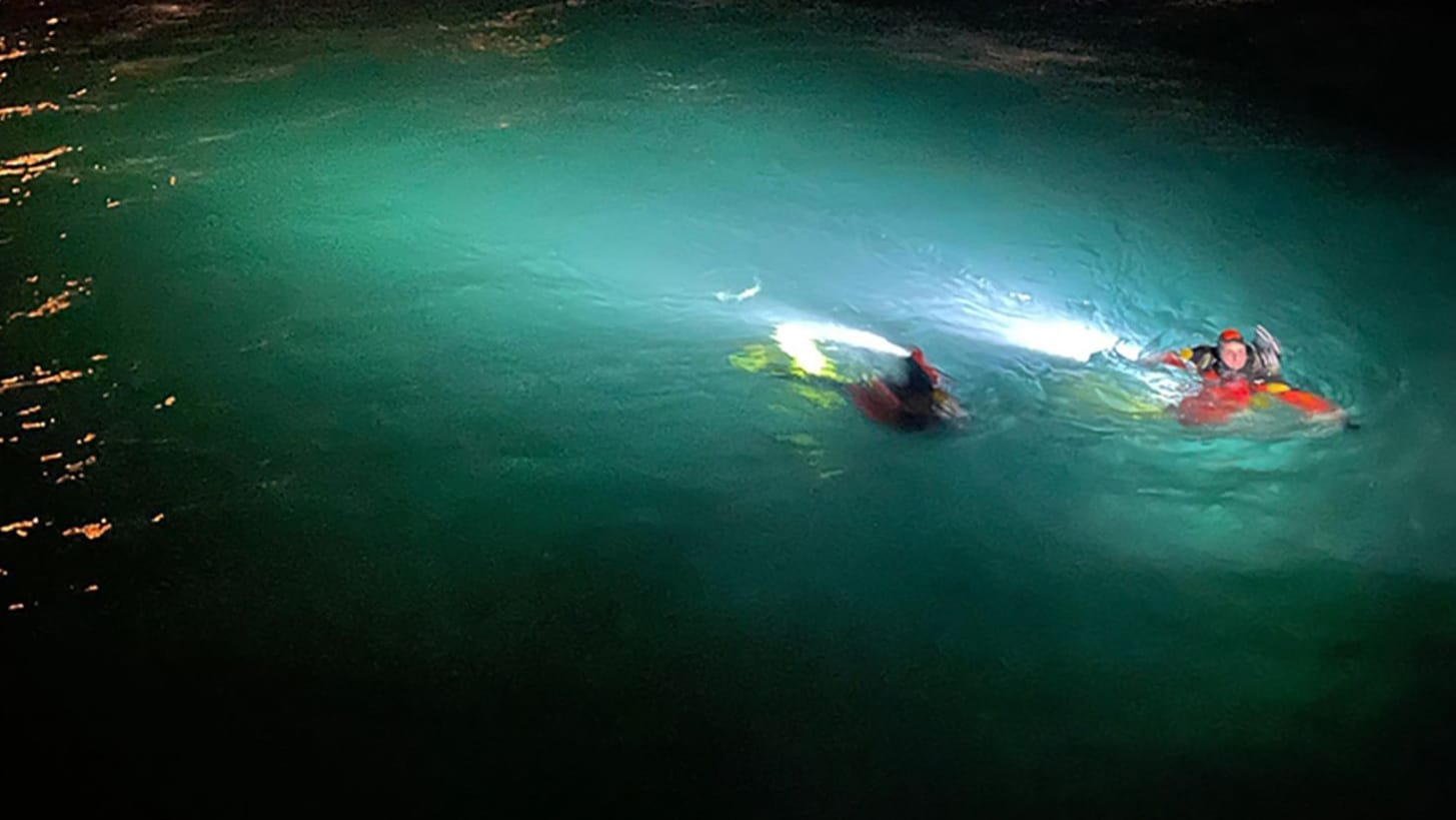 Rettungskräfte schwimmen im Comer See: Zwei Menschen konnten am Sonntag nur noch tot aus dem Wasser gezogen werden. Rettungskräfte schwimmen im Comer See: Zwei Menschen konnten am Sonntag nur noch tot aus dem Wasser gezogen werden.