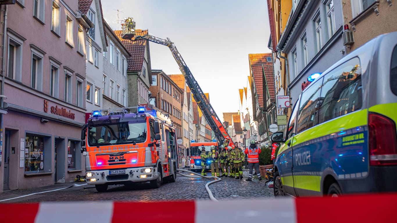 Die Feuerwehr war in der eng bebauten Altstadt mit 117 Kräften vor Ort.