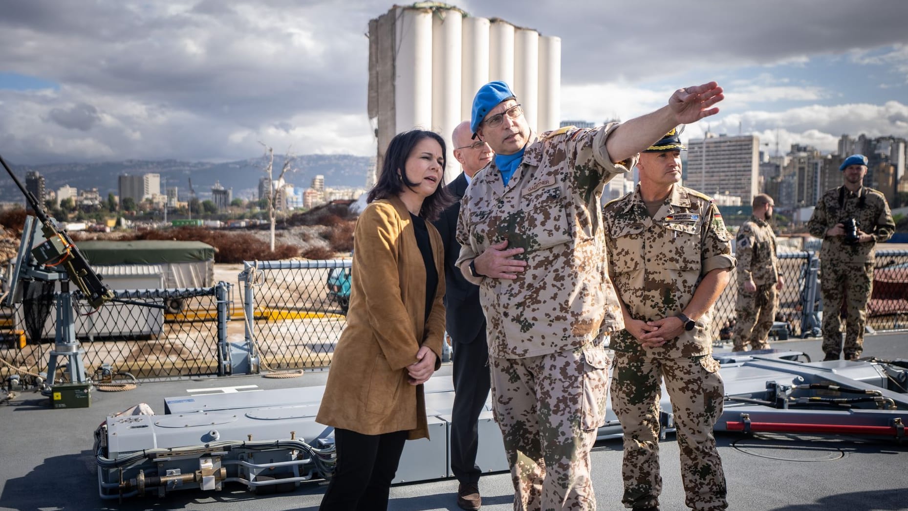 Außenministerin Annalena Baerbock (Bündnis90/Die Grünen) mit Kommandeur Dirk Gärtner auf der Fregatte "Baden-Württemberg": Die Marine ist im Rahmen der UN-Mission UNIFIL im Einsatz.