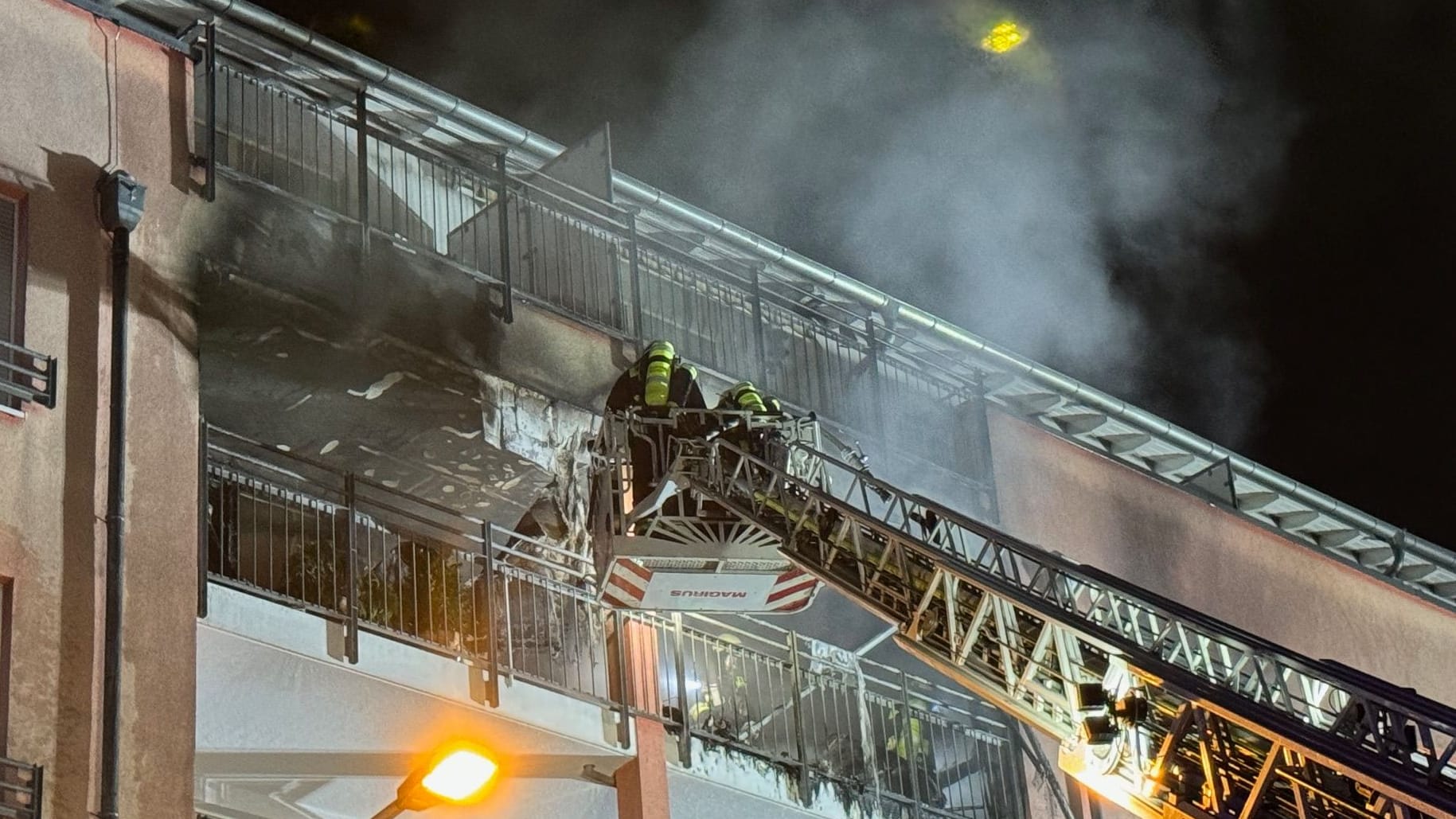 Rauch dringt aus dem Seniorenwohnreim: Die Feuerwehr musste in Nürnberg gleich zweimal zum selben Einsatzort ausrücken.