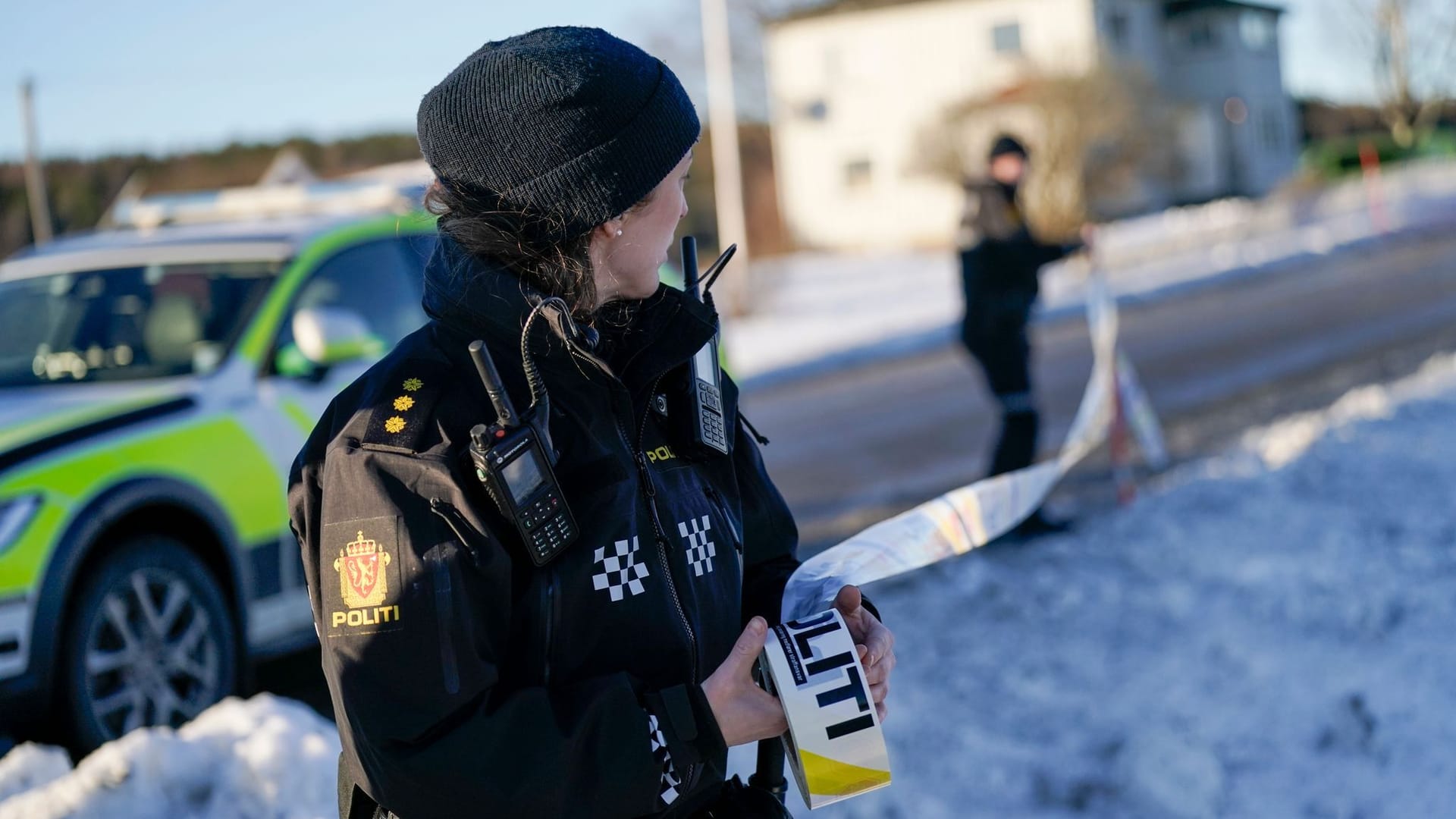 Polizisten am Tatort: Das Haus, in dem die Leichen lagen, war verraucht.