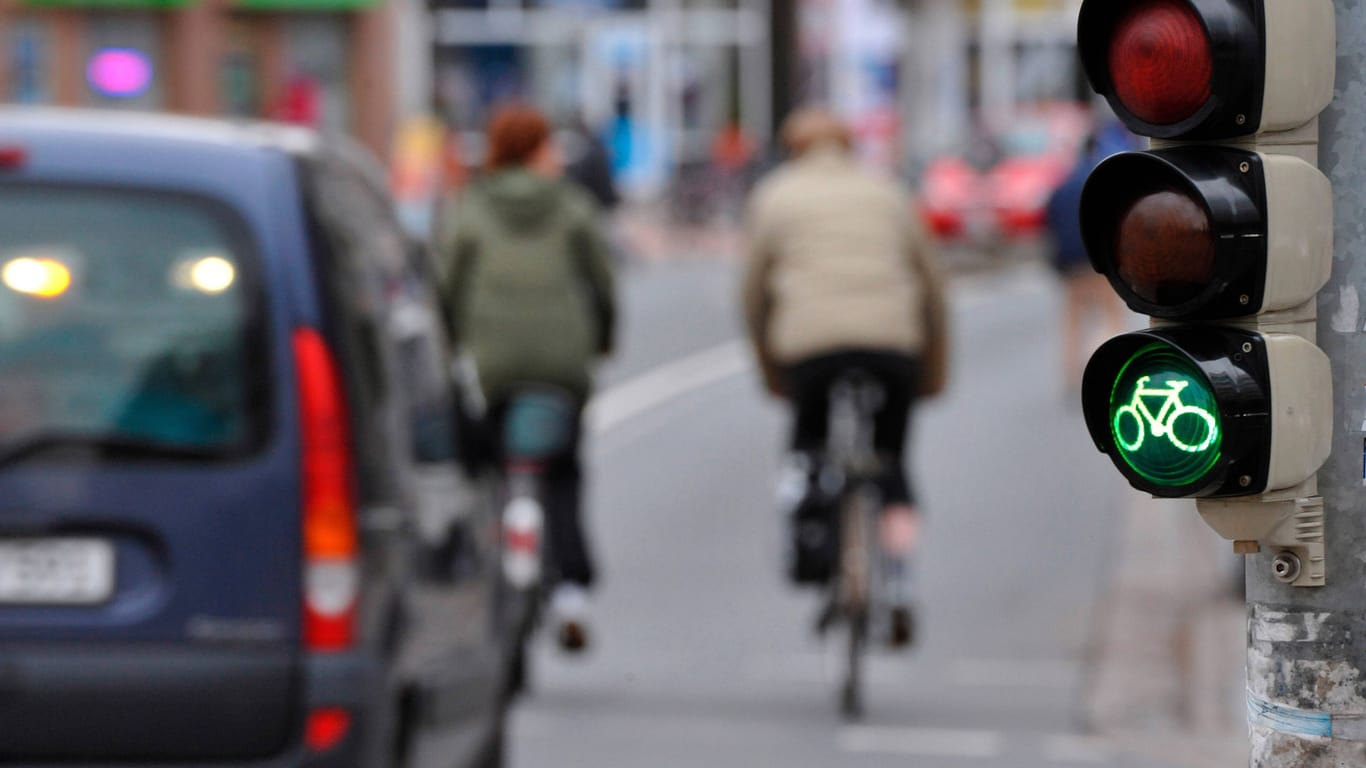 Fahrradampel in Hannover: Auch bei den Radfahrern hat die Zufriedenheit im Straßenverkehr in den vergangenen sieben Jahren abgenommen – auch wegen E-Scooter-Fahrern.