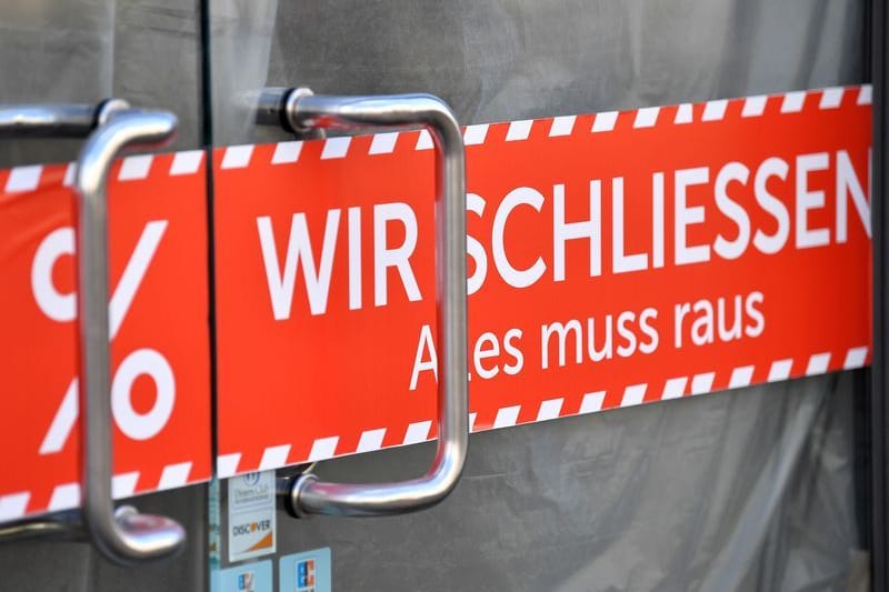 "Wir schliessen. Alles muss raus" steht auf einem Banner (Symbolbild): In NRW steigt die Zahl der Insolvenzen.