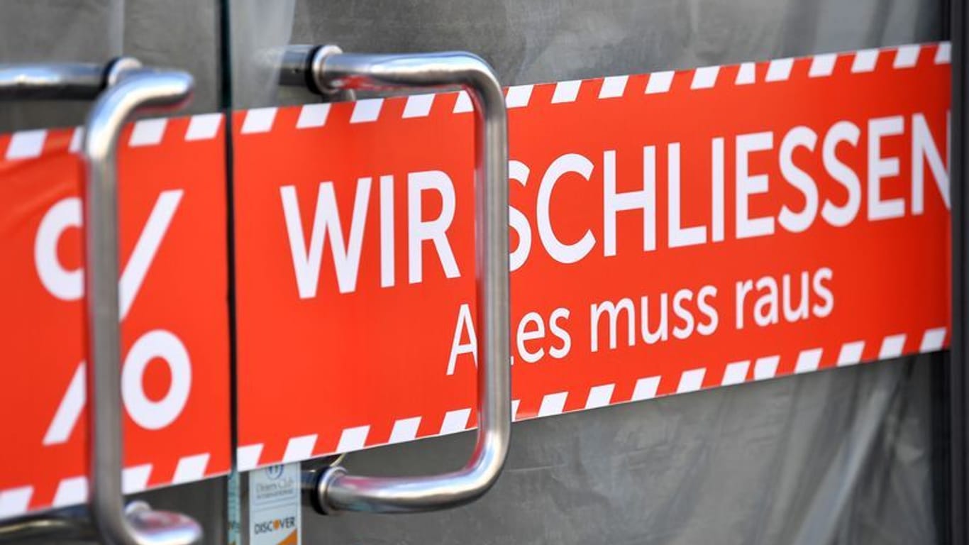 "Wir schliessen. Alles muss raus" steht auf einem Banner (Symbolbild): In NRW steigt die Zahl der Insolvenzen.