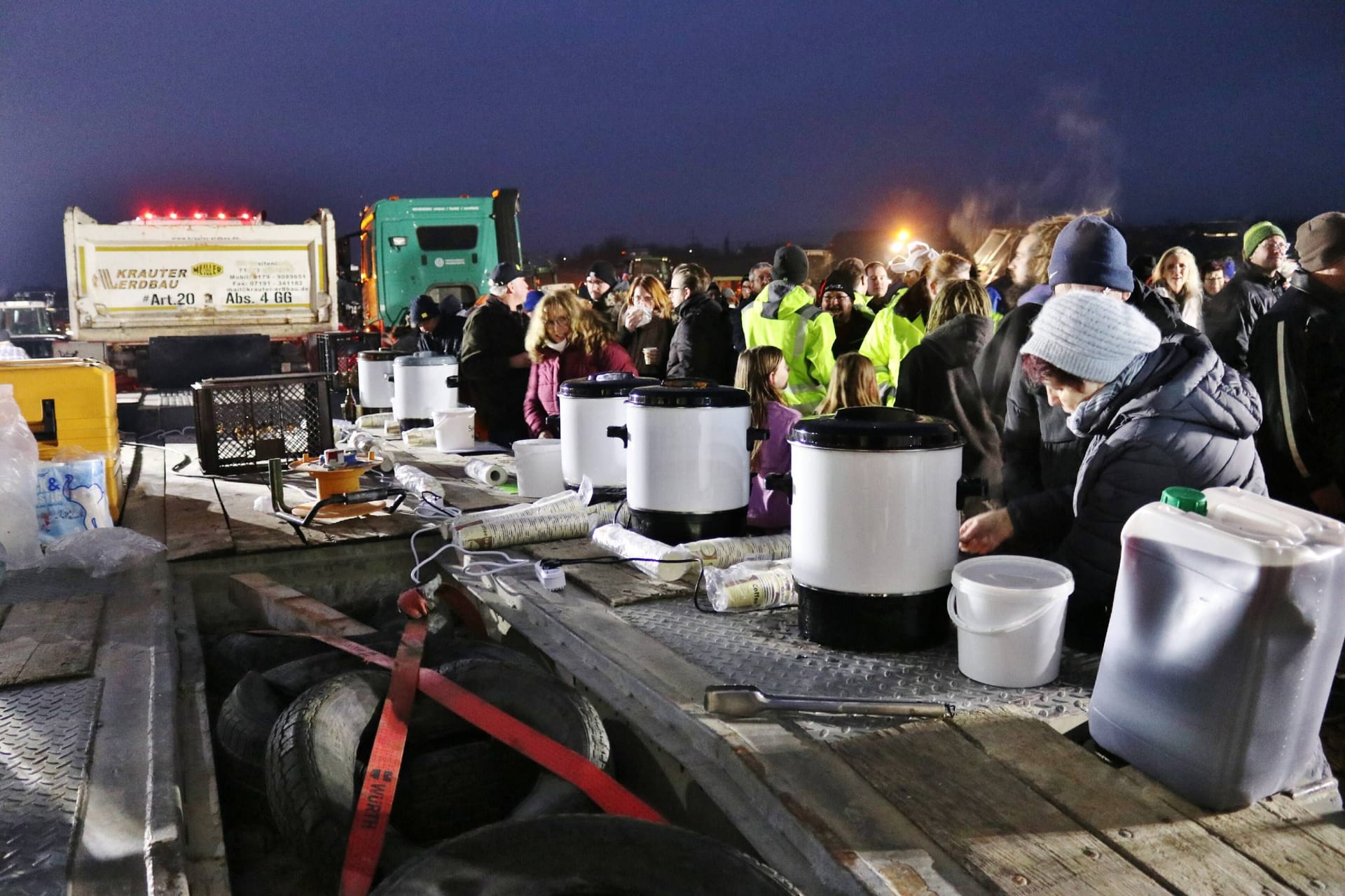 Die Teilnehmer der Protestaktion durften sich vor Ort nicht nur über die ein oder andere Tasse Glühwein freuen.