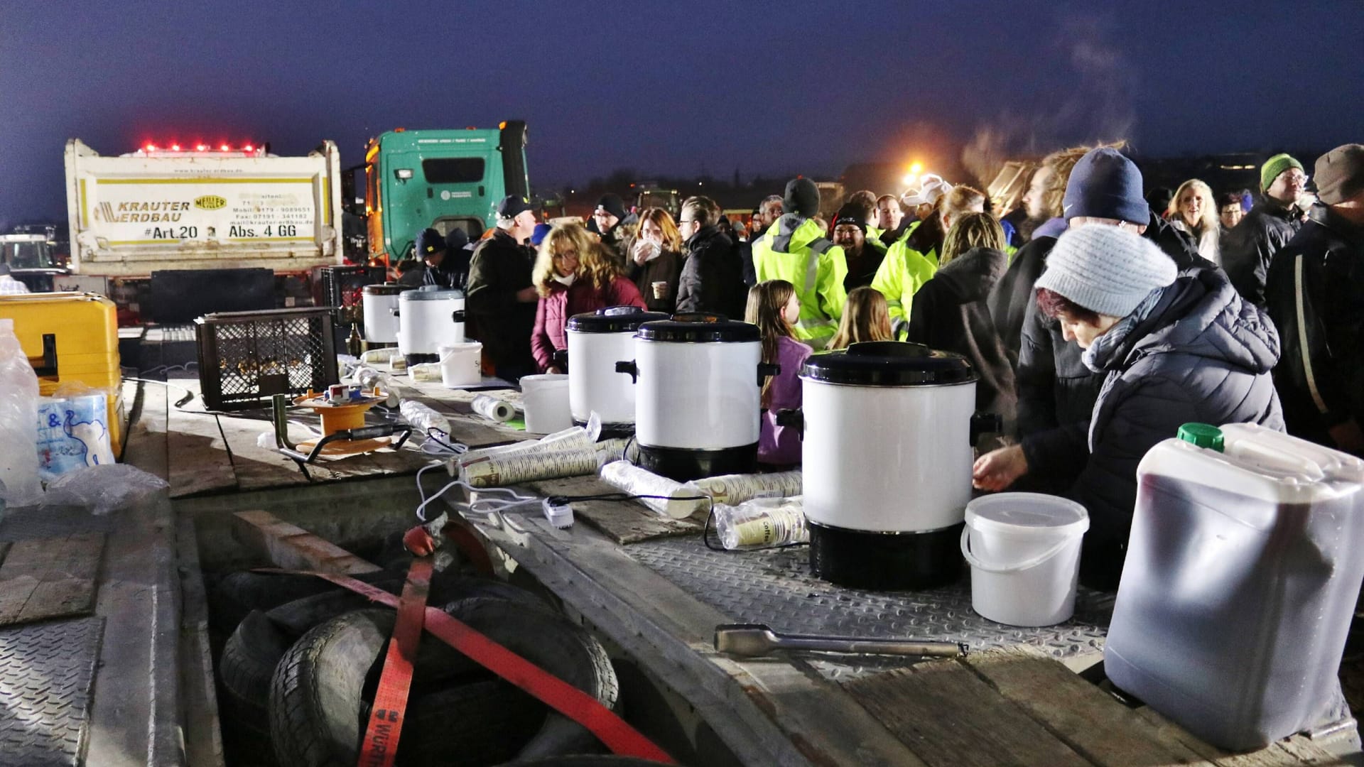 Die Teilnehmer der Protestaktion durften sich vor Ort nicht nur über die ein oder andere Tasse Glühwein freuen.