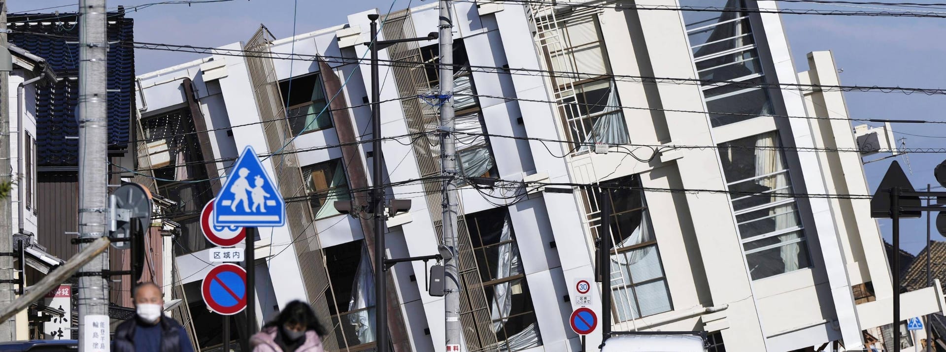 Das Erdbeben war so stark, dass ein Wohnhaus in Wajima komplett umkippte. Bis jetzt ist nicht bekannt, ob es beim Zusammenbruch des Hauses zu Toten oder Verletzten kam.