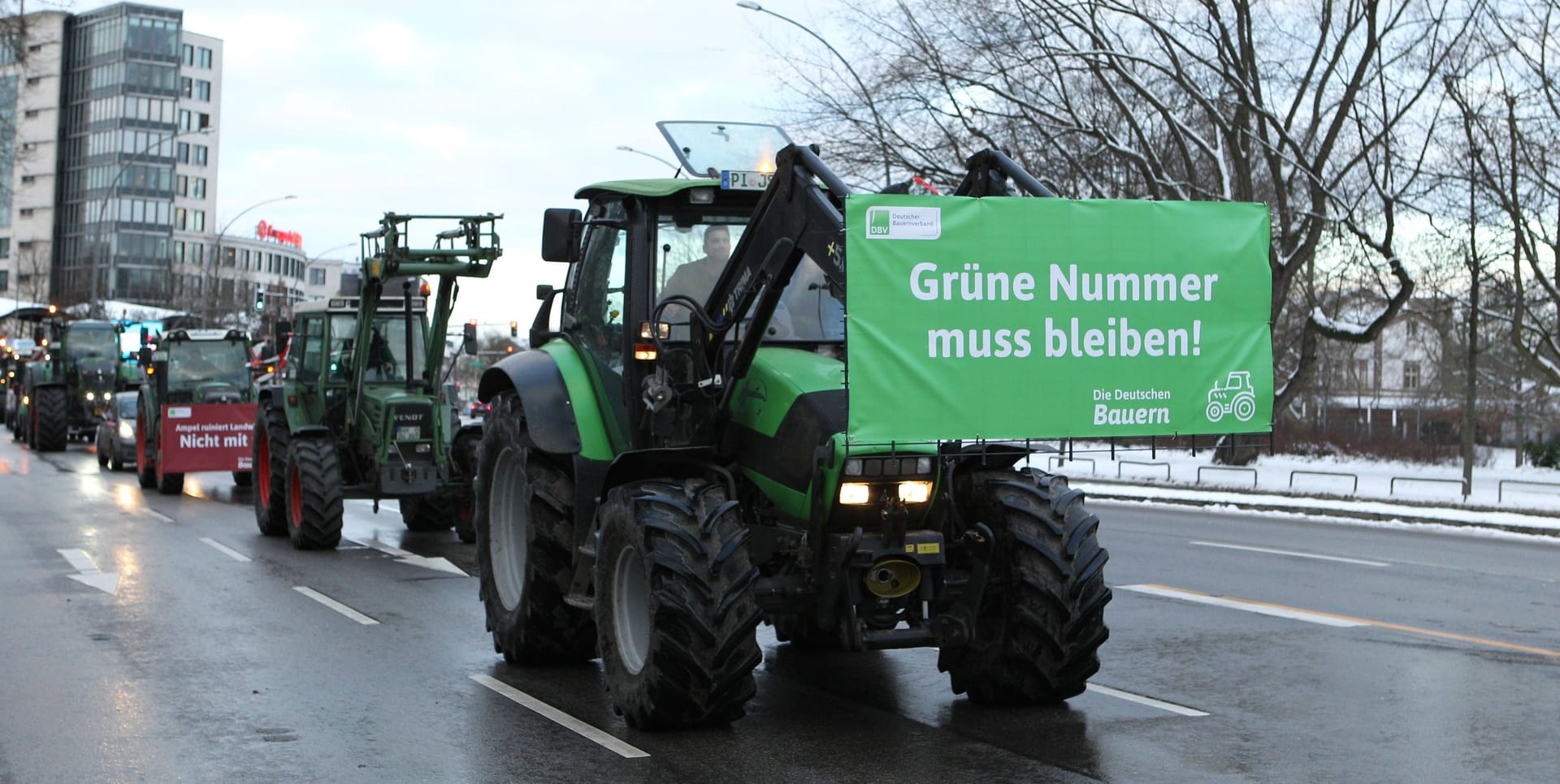 Bauernprotest in Hamburg: Viele Landwirte fordern den Erhalt von Agrarsubventionen wie Steuererleichterungen für landwirtschaftliche Maschinen. Bauernprotest in Hamburg: Viele Landwirte fordern den Erhalt von Agrarsubventionen wie Steuererleichterungen für landwirtschaftliche Maschinen.