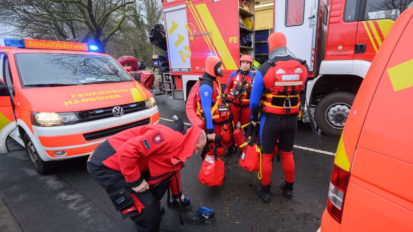 Einsatzkräfte der Wasserrettung der Feuerwehr Hannover: Viele Helfer arbeiten am Anschlag. Zusätzliche Aufgaben bringen sie zusehends an ihre Grenzen.