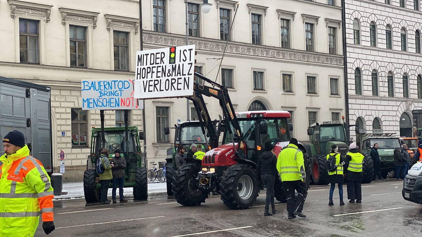 "Mit der Ampel ist Hopfen & Malz verloren", steht auf einem der Protestplakate. Eine klare Positionierung gegen die Regierungskoalition bestehend aus SPD, Grünen und FDP.