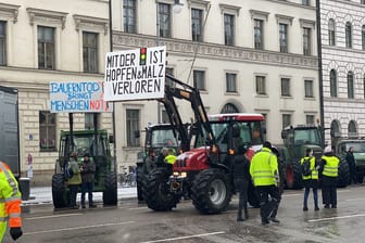 "Mit der Ampel ist Hopfen & Malz verloren", steht auf einem der Protestplakate. Eine klare Positionierung gegen die Regierungskoalition bestehend aus SPD, Grünen und FDP.