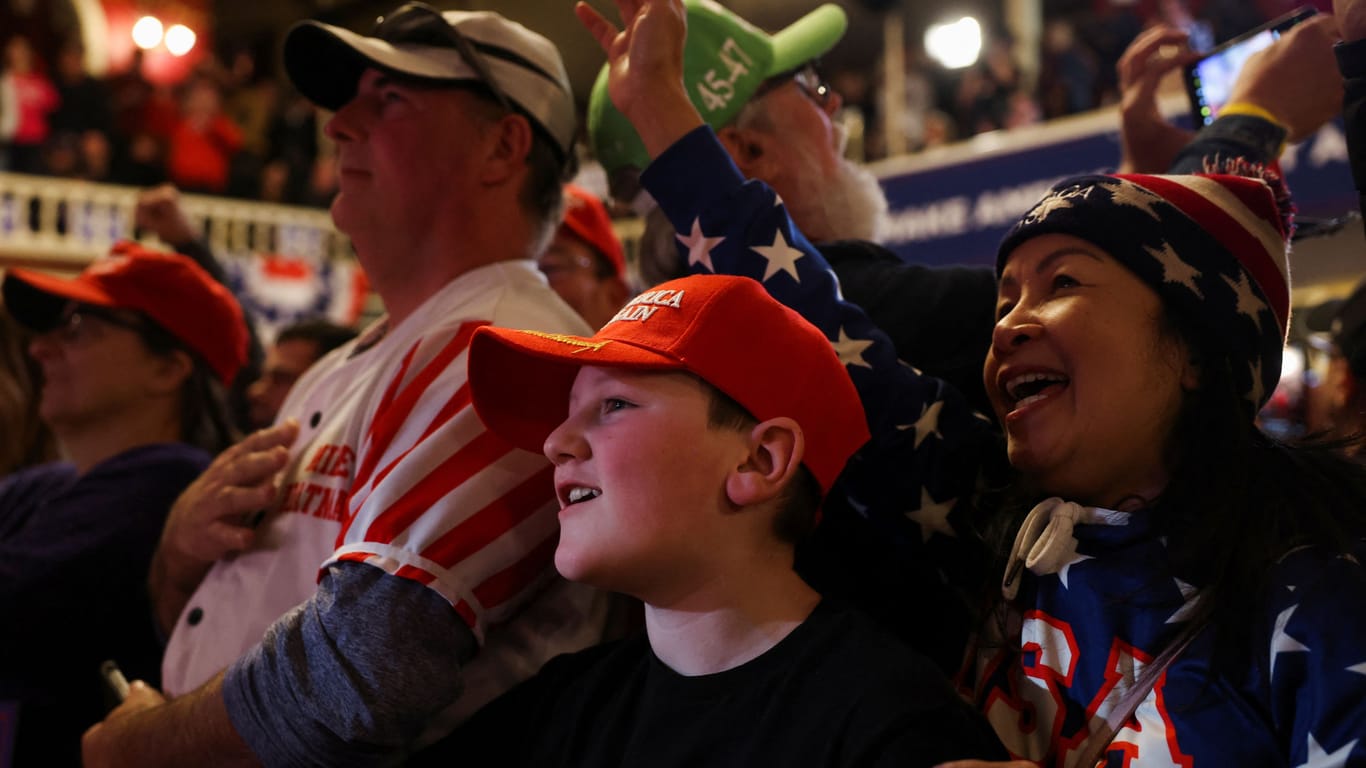 Begeisterte Anhänger: In Rochester in New Hampshire feiern Trumps Anhänger ihren Präsidenten.