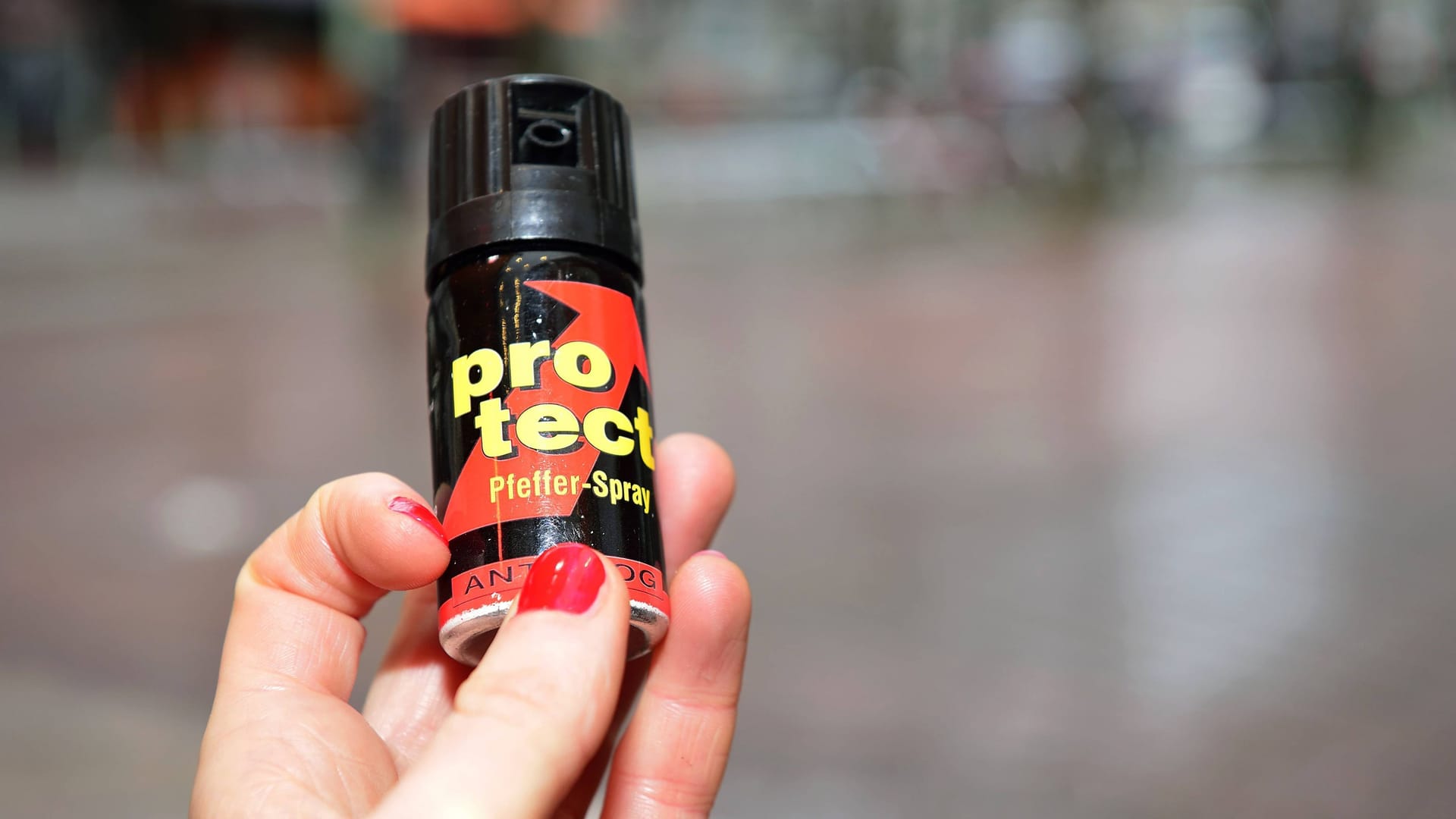 Pfefferspray (Symbolbild): In Hannover sind mit einem ähnlichen Spray mehrere Menschen verletzt worden.