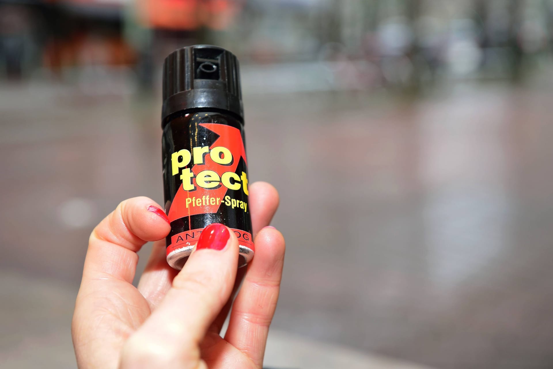 Pfefferspray (Symbolbild): In Hannover sind mit einem ähnlichen Spray mehrere Menschen verletzt worden.