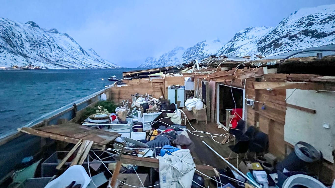 Norwegen, Tromsø: Die Folgen des Sturmes Dagmar, der Teile des Daches eines Gebäudes weggeblasen hat.